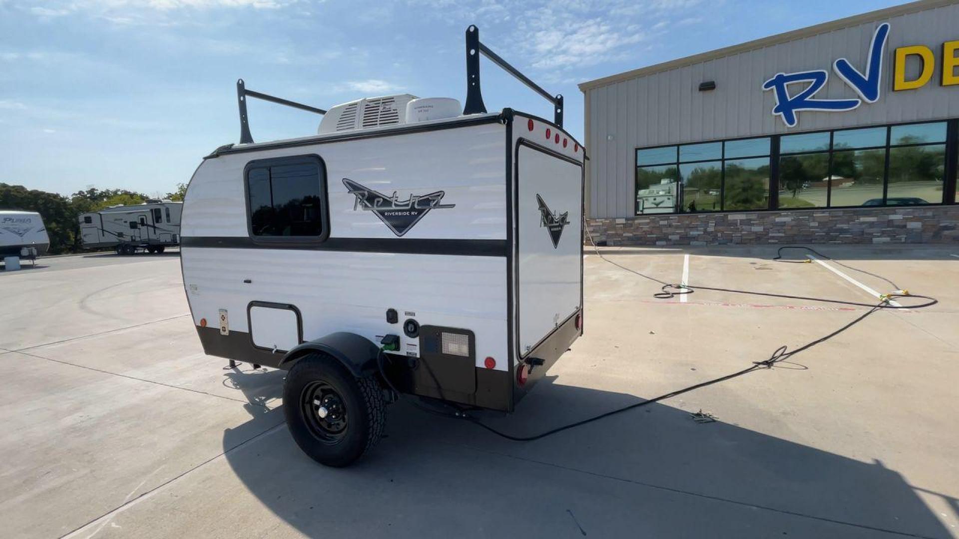 2022 RIVERSIDE RETRO 511 (59CCC1213NL) , Length: 12.67 ft. | Dry Weight: 1,540 lbs. transmission, located at 4319 N Main St, Cleburne, TX, 76033, (817) 678-5133, 32.385960, -97.391212 - The 2022 Riverside Retro 511 is a charming, compact travel trailer that captures the essence of vintage camping with modern amenities. Measuring just 12.67 feet in length and weighing a lightweight 1,540 pounds, this teardrop-shaped trailer is easily towable by a wide range of vehicles. This makes i - Photo#7