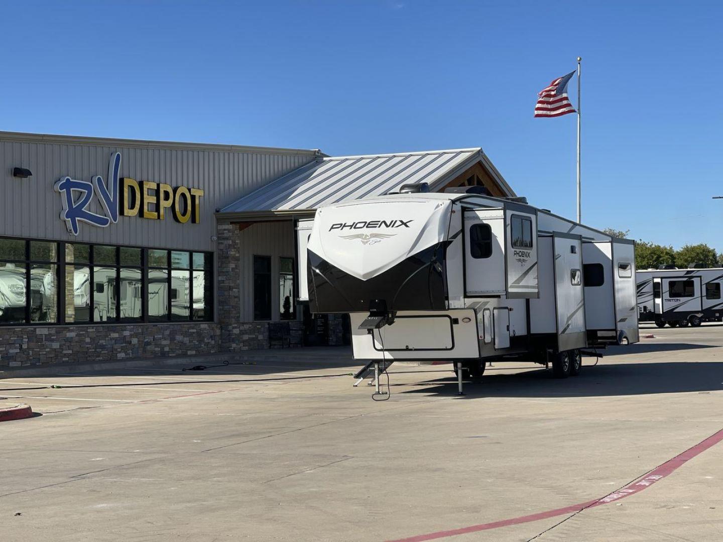 2022 SHASTA PHOENIX 334FL (5ZT3SPYBXNA) , Length: 42.17 ft. | Dry Weight: 12,400 lbs. | Gross Weight: 15,000 lbs. | Slides: 5 transmission, located at 4319 N Main St, Cleburne, TX, 76033, (817) 678-5133, 32.385960, -97.391212 - Photo#0