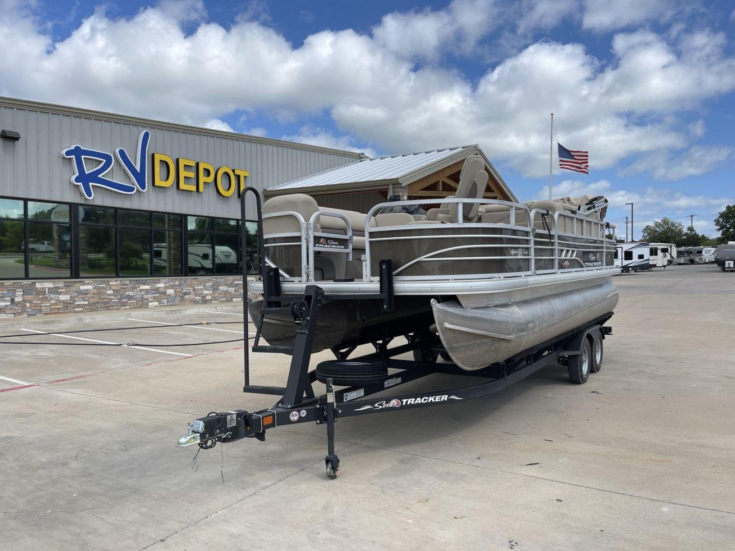 2022 SUNTRACKER SF20 (BUJ82649G22) , Length: 21.92 ft. | Dry Weight: 1940 lbs. transmission, located at 4319 N Main St, Cleburne, TX, 76033, (817) 678-5133, 32.385960, -97.391212 - Photo#0