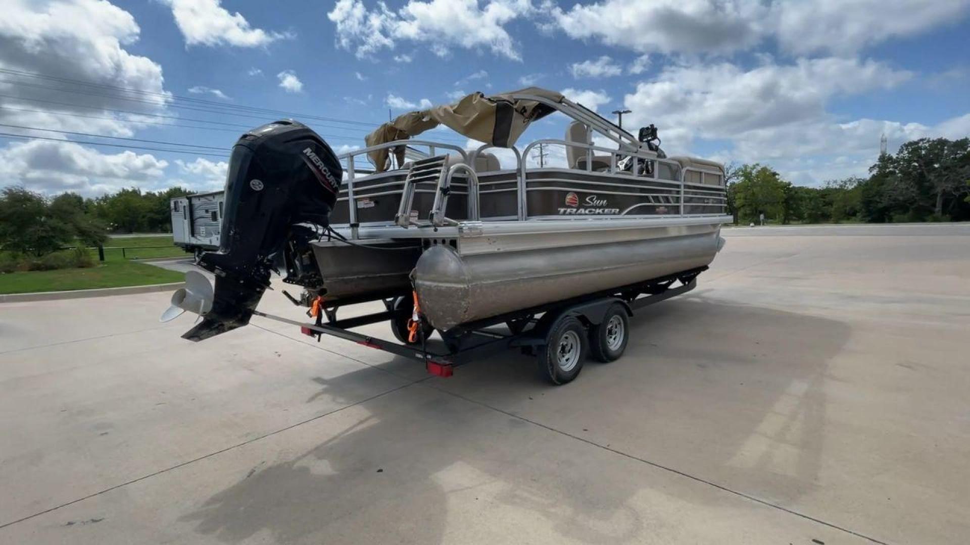 2022 SUNTRACKER SF20 (BUJ82649G22) , Length: 21.92 ft. | Dry Weight: 1940 lbs. transmission, located at 4319 N Main St, Cleburne, TX, 76033, (817) 678-5133, 32.385960, -97.391212 - Photo#1