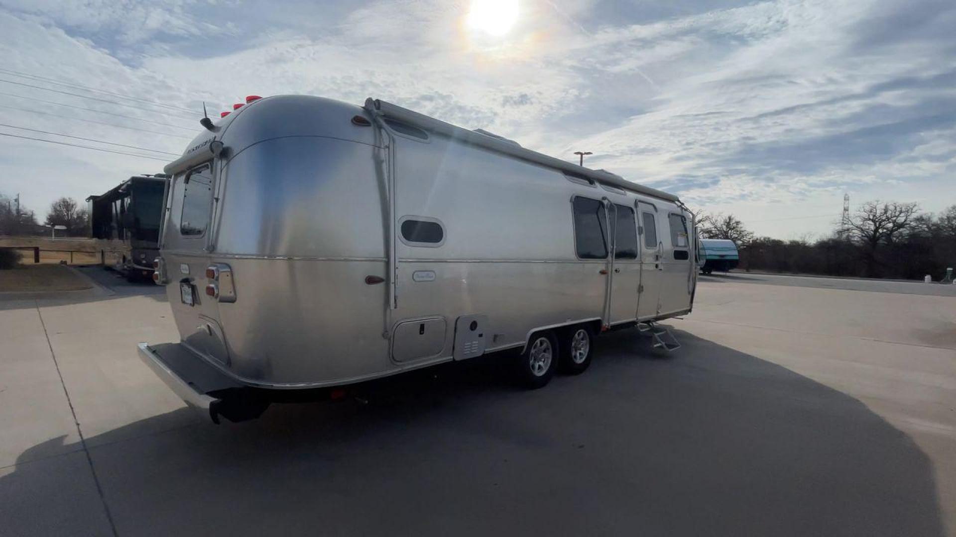 2023 AIRSTREAM FLYING CLOUD 30FB (1STC9YP21PJ) , Length: 30.83 ft | Dry Weight: 6,672 lbs | Gross Weight: 8,800 lbs | Slides: 0 transmission, located at 4319 N Main St, Cleburne, TX, 76033, (817) 678-5133, 32.385960, -97.391212 - With a length of 30.83 feet, the 2023 Airstream Flying Cloud 30FB provides ample space for a luxurious camping experience. Its dry weight of 6,672 lbs makes it relatively lightweight for towing, while its gross weight capacity of 8,800 lbs ensures you can pack all the essentials for your trip. The i - Photo#1