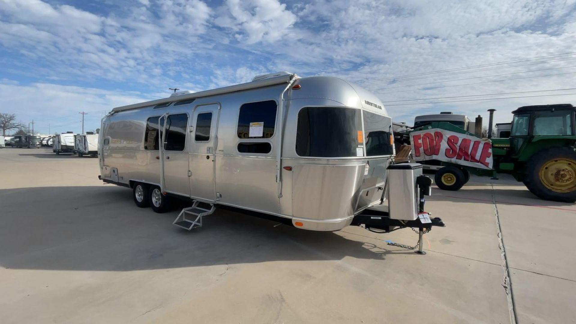 2023 AIRSTREAM FLYING CLOUD 30FB (1STC9YP21PJ) , Length: 30.83 ft | Dry Weight: 6,672 lbs | Gross Weight: 8,800 lbs | Slides: 0 transmission, located at 4319 N Main St, Cleburne, TX, 76033, (817) 678-5133, 32.385960, -97.391212 - With a length of 30.83 feet, the 2023 Airstream Flying Cloud 30FB provides ample space for a luxurious camping experience. Its dry weight of 6,672 lbs makes it relatively lightweight for towing, while its gross weight capacity of 8,800 lbs ensures you can pack all the essentials for your trip. The i - Photo#3