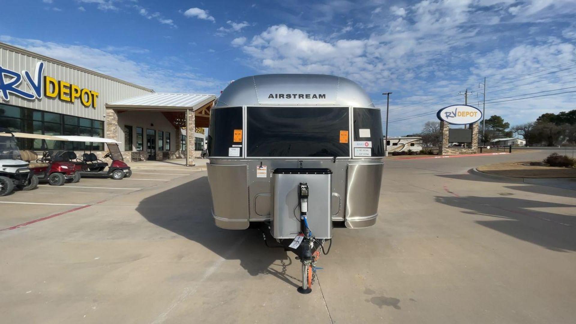 2023 AIRSTREAM FLYING CLOUD 30FB (1STC9YP21PJ) , Length: 30.83 ft | Dry Weight: 6,672 lbs | Gross Weight: 8,800 lbs | Slides: 0 transmission, located at 4319 N Main St, Cleburne, TX, 76033, (817) 678-5133, 32.385960, -97.391212 - With a length of 30.83 feet, the 2023 Airstream Flying Cloud 30FB provides ample space for a luxurious camping experience. Its dry weight of 6,672 lbs makes it relatively lightweight for towing, while its gross weight capacity of 8,800 lbs ensures you can pack all the essentials for your trip. The i - Photo#4