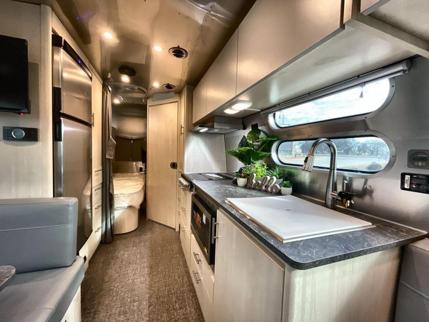 2023 AIRSTREAM FLYING CLOUD 30FB (1STC9YP21PJ) , Length: 30.83 ft | Dry Weight: 6,672 lbs | Gross Weight: 8,800 lbs | Slides: 0 transmission, located at 4319 N Main St, Cleburne, TX, 76033, (817) 678-5133, 32.385960, -97.391212 - With a length of 30.83 feet, the 2023 Airstream Flying Cloud 30FB provides ample space for a luxurious camping experience. Its dry weight of 6,672 lbs makes it relatively lightweight for towing, while its gross weight capacity of 8,800 lbs ensures you can pack all the essentials for your trip. The i - Photo#9