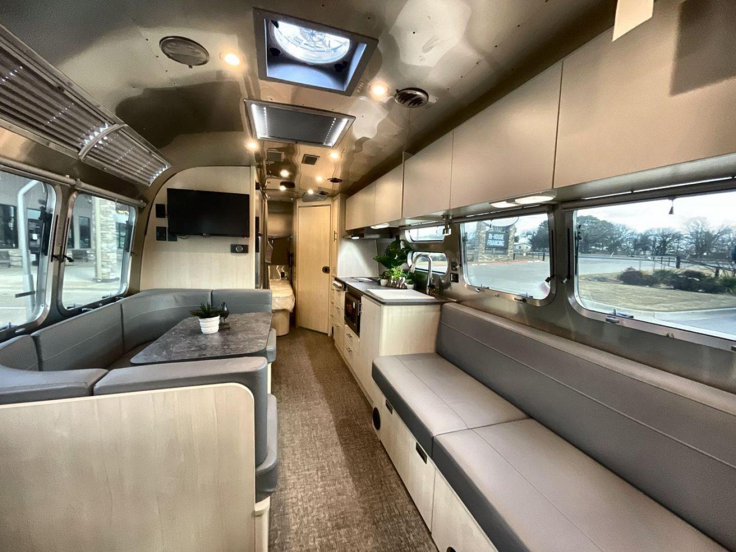 2023 AIRSTREAM FLYING CLOUD 30FB (1STC9YP21PJ) , Length: 30.83 ft | Dry Weight: 6,672 lbs | Gross Weight: 8,800 lbs | Slides: 0 transmission, located at 4319 N Main St, Cleburne, TX, 76033, (817) 678-5133, 32.385960, -97.391212 - With a length of 30.83 feet, the 2023 Airstream Flying Cloud 30FB provides ample space for a luxurious camping experience. Its dry weight of 6,672 lbs makes it relatively lightweight for towing, while its gross weight capacity of 8,800 lbs ensures you can pack all the essentials for your trip. The i - Photo#11