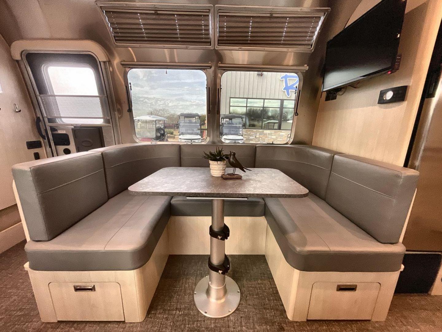 2023 AIRSTREAM FLYING CLOUD 30FB (1STC9YP21PJ) , Length: 30.83 ft | Dry Weight: 6,672 lbs | Gross Weight: 8,800 lbs | Slides: 0 transmission, located at 4319 N Main St, Cleburne, TX, 76033, (817) 678-5133, 32.385960, -97.391212 - With a length of 30.83 feet, the 2023 Airstream Flying Cloud 30FB provides ample space for a luxurious camping experience. Its dry weight of 6,672 lbs makes it relatively lightweight for towing, while its gross weight capacity of 8,800 lbs ensures you can pack all the essentials for your trip. The i - Photo#13