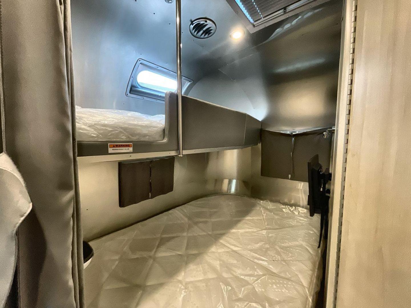 2023 AIRSTREAM FLYING CLOUD 30FB (1STC9YP21PJ) , Length: 30.83 ft | Dry Weight: 6,672 lbs | Gross Weight: 8,800 lbs | Slides: 0 transmission, located at 4319 N Main St, Cleburne, TX, 76033, (817) 678-5133, 32.385960, -97.391212 - With a length of 30.83 feet, the 2023 Airstream Flying Cloud 30FB provides ample space for a luxurious camping experience. Its dry weight of 6,672 lbs makes it relatively lightweight for towing, while its gross weight capacity of 8,800 lbs ensures you can pack all the essentials for your trip. The i - Photo#18