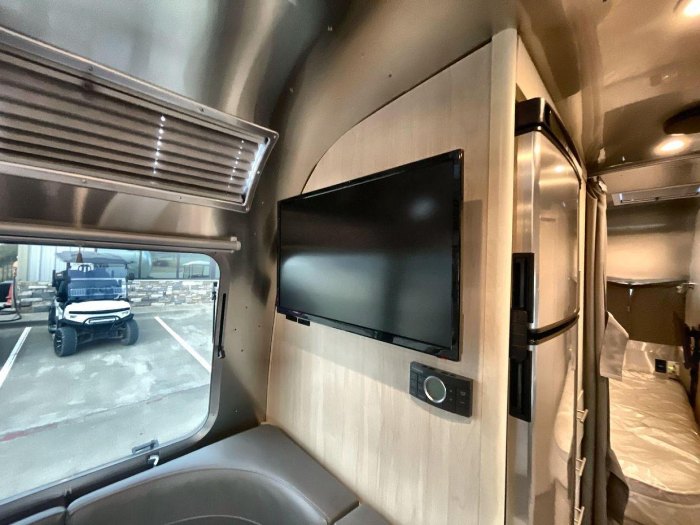 2023 AIRSTREAM FLYING CLOUD 30FB (1STC9YP21PJ) , Length: 30.83 ft | Dry Weight: 6,672 lbs | Gross Weight: 8,800 lbs | Slides: 0 transmission, located at 4319 N Main St, Cleburne, TX, 76033, (817) 678-5133, 32.385960, -97.391212 - With a length of 30.83 feet, the 2023 Airstream Flying Cloud 30FB provides ample space for a luxurious camping experience. Its dry weight of 6,672 lbs makes it relatively lightweight for towing, while its gross weight capacity of 8,800 lbs ensures you can pack all the essentials for your trip. The i - Photo#19