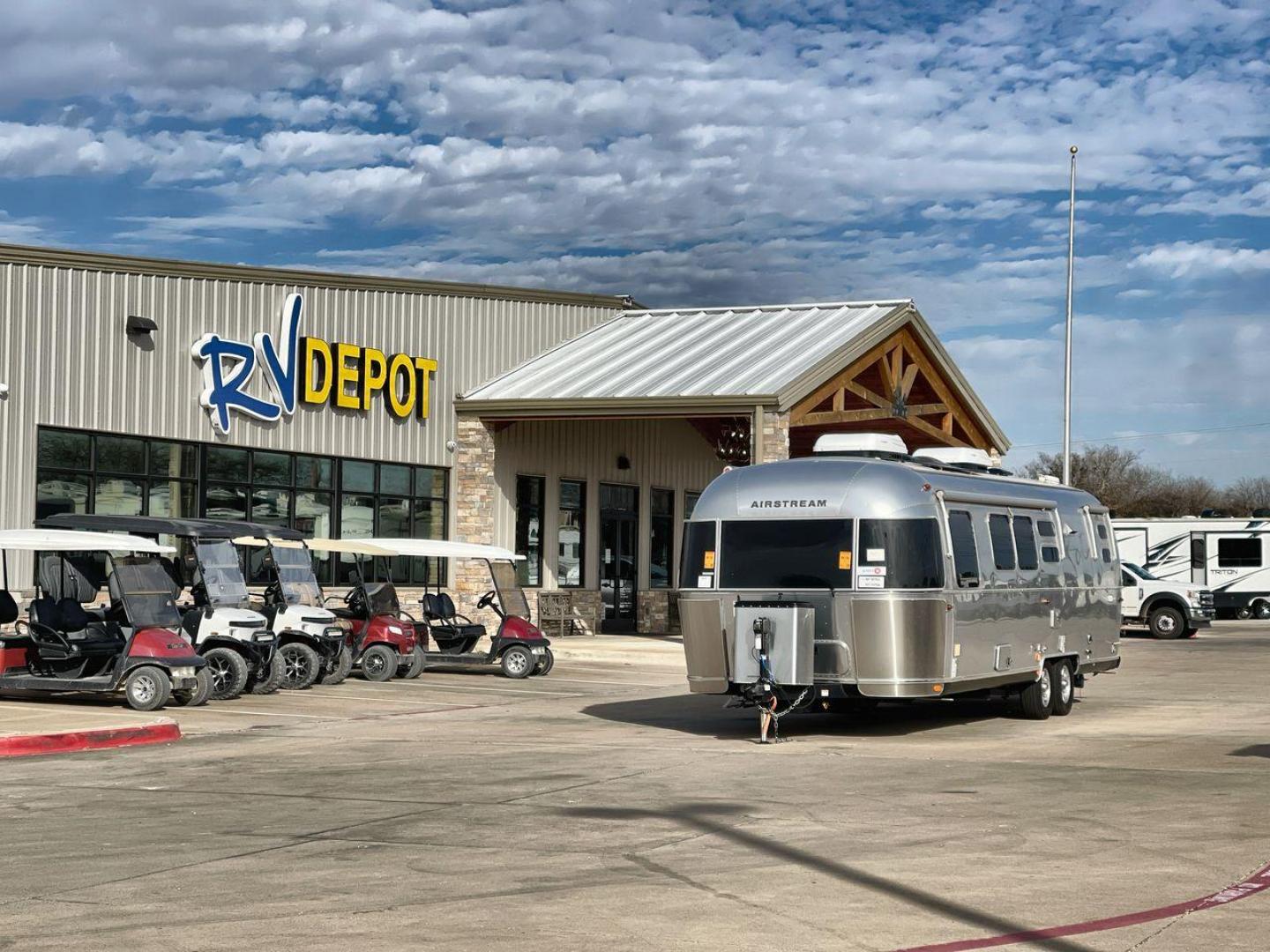 2023 AIRSTREAM FLYING CLOUD 30FB (1STC9YP21PJ) , Length: 30.83 ft | Dry Weight: 6,672 lbs | Gross Weight: 8,800 lbs | Slides: 0 transmission, located at 4319 N Main St, Cleburne, TX, 76033, (817) 678-5133, 32.385960, -97.391212 - With a length of 30.83 feet, the 2023 Airstream Flying Cloud 30FB provides ample space for a luxurious camping experience. Its dry weight of 6,672 lbs makes it relatively lightweight for towing, while its gross weight capacity of 8,800 lbs ensures you can pack all the essentials for your trip. The i - Photo#22