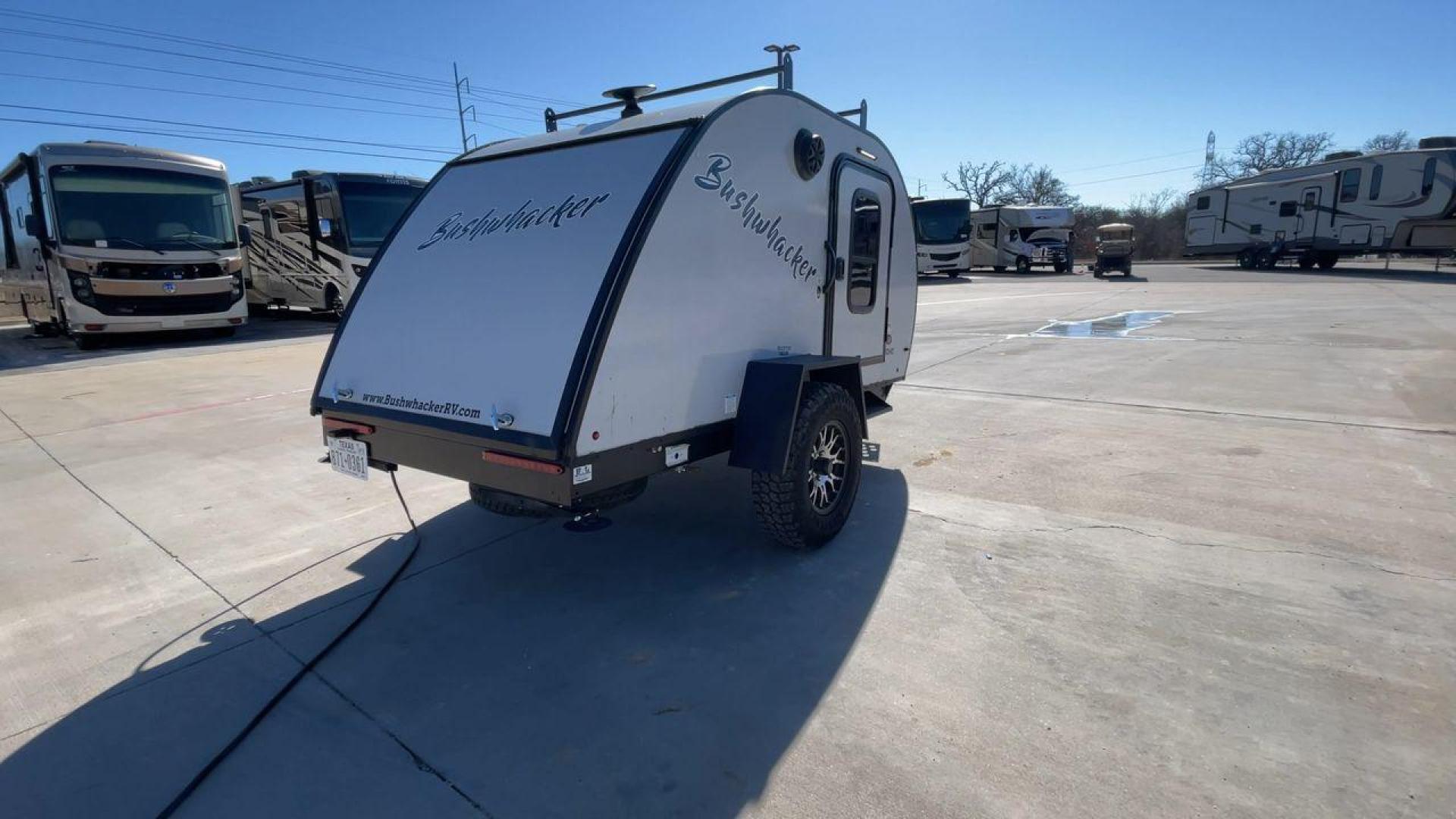 2023 BRAXTON CREEK BUSHWHACKER 10BH (7HFB1KB12P1) , Length: 10 ft | Dry Weight: 1,480 lbs | Gross Weight: 2,340 lbs | Slides: 0 transmission, located at 4319 N Main St, Cleburne, TX, 76033, (817) 678-5133, 32.385960, -97.391212 - The exterior of this used Bushwhacker teardrop trailer is built for adventure with a compact yet sturdy design. Measuring 10 feet in length and weighing just 1,480 pounds dry, it's lightweight and easy to tow, making it perfect for off-road excursions. Its gross weight capacity of 2,340 pounds allow - Photo#1