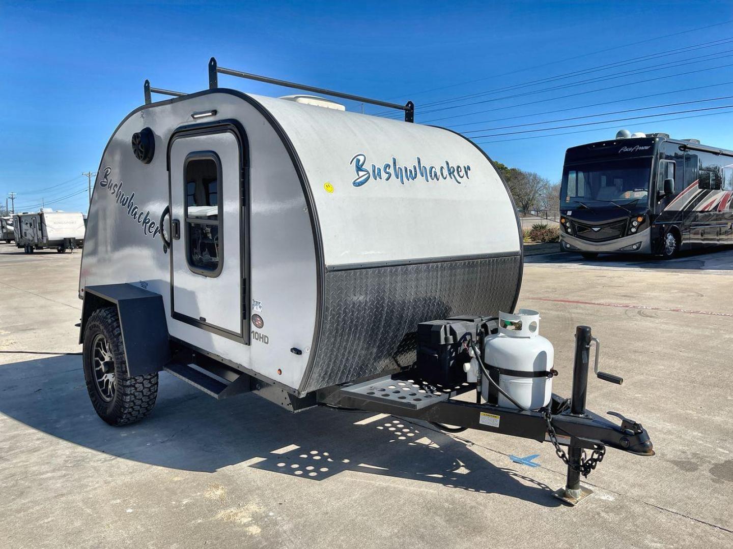 2023 BRAXTON CREEK BUSHWHACKER 10BH (7HFB1KB12P1) , Length: 10 ft | Dry Weight: 1,480 lbs | Gross Weight: 2,340 lbs | Slides: 0 transmission, located at 4319 N Main St, Cleburne, TX, 76033, (817) 678-5133, 32.385960, -97.391212 - The exterior of this used Bushwhacker teardrop trailer is built for adventure with a compact yet sturdy design. Measuring 10 feet in length and weighing just 1,480 pounds dry, it's lightweight and easy to tow, making it perfect for off-road excursions. Its gross weight capacity of 2,340 pounds allow - Photo#20