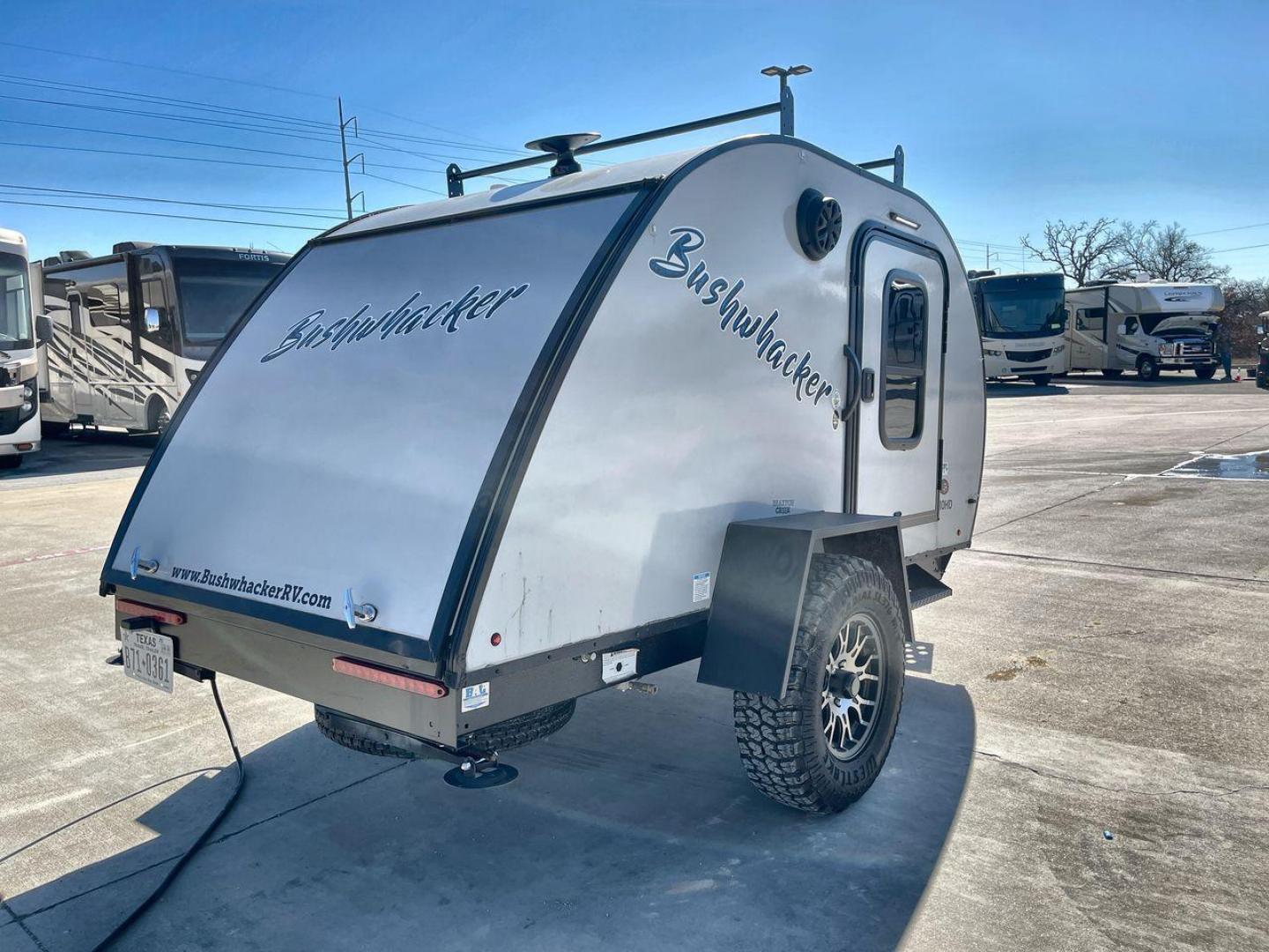 2023 BRAXTON CREEK BUSHWHACKER 10BH (7HFB1KB12P1) , Length: 10 ft | Dry Weight: 1,480 lbs | Gross Weight: 2,340 lbs | Slides: 0 transmission, located at 4319 N Main St, Cleburne, TX, 76033, (817) 678-5133, 32.385960, -97.391212 - The exterior of this used Bushwhacker teardrop trailer is built for adventure with a compact yet sturdy design. Measuring 10 feet in length and weighing just 1,480 pounds dry, it's lightweight and easy to tow, making it perfect for off-road excursions. Its gross weight capacity of 2,340 pounds allow - Photo#22