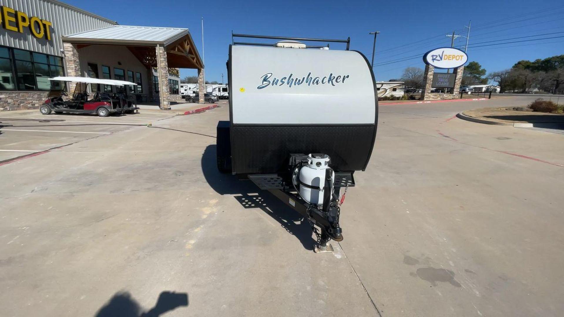 2023 BRAXTON CREEK BUSHWHACKER 10BH (7HFB1KB12P1) , Length: 10 ft | Dry Weight: 1,480 lbs | Gross Weight: 2,340 lbs | Slides: 0 transmission, located at 4319 N Main St, Cleburne, TX, 76033, (817) 678-5133, 32.385960, -97.391212 - The exterior of this used Bushwhacker teardrop trailer is built for adventure with a compact yet sturdy design. Measuring 10 feet in length and weighing just 1,480 pounds dry, it's lightweight and easy to tow, making it perfect for off-road excursions. Its gross weight capacity of 2,340 pounds allow - Photo#4