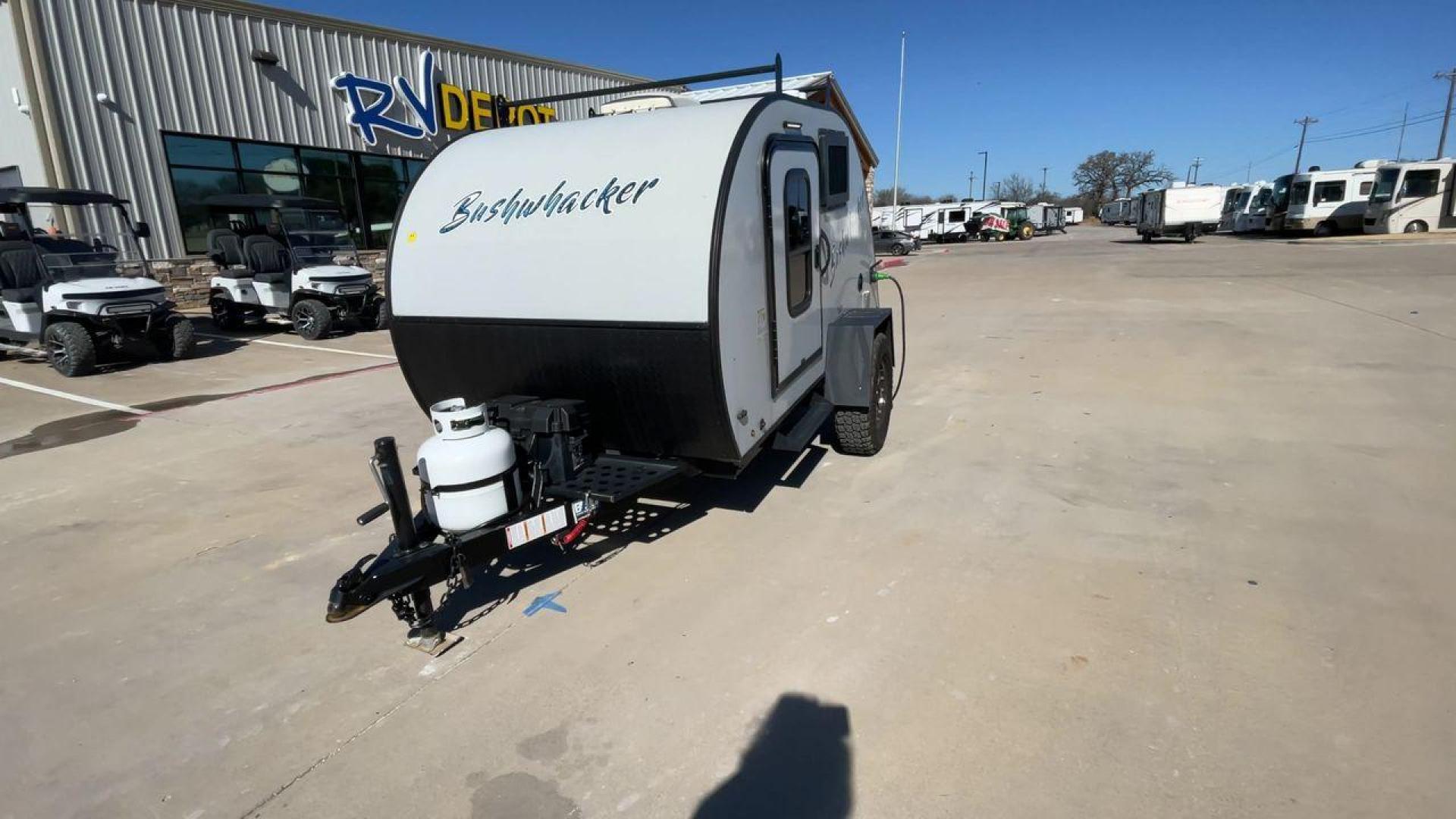 2023 BRAXTON CREEK BUSHWHACKER 10BH (7HFB1KB12P1) , Length: 10 ft | Dry Weight: 1,480 lbs | Gross Weight: 2,340 lbs | Slides: 0 transmission, located at 4319 N Main St, Cleburne, TX, 76033, (817) 678-5133, 32.385960, -97.391212 - The exterior of this used Bushwhacker teardrop trailer is built for adventure with a compact yet sturdy design. Measuring 10 feet in length and weighing just 1,480 pounds dry, it's lightweight and easy to tow, making it perfect for off-road excursions. Its gross weight capacity of 2,340 pounds allow - Photo#5