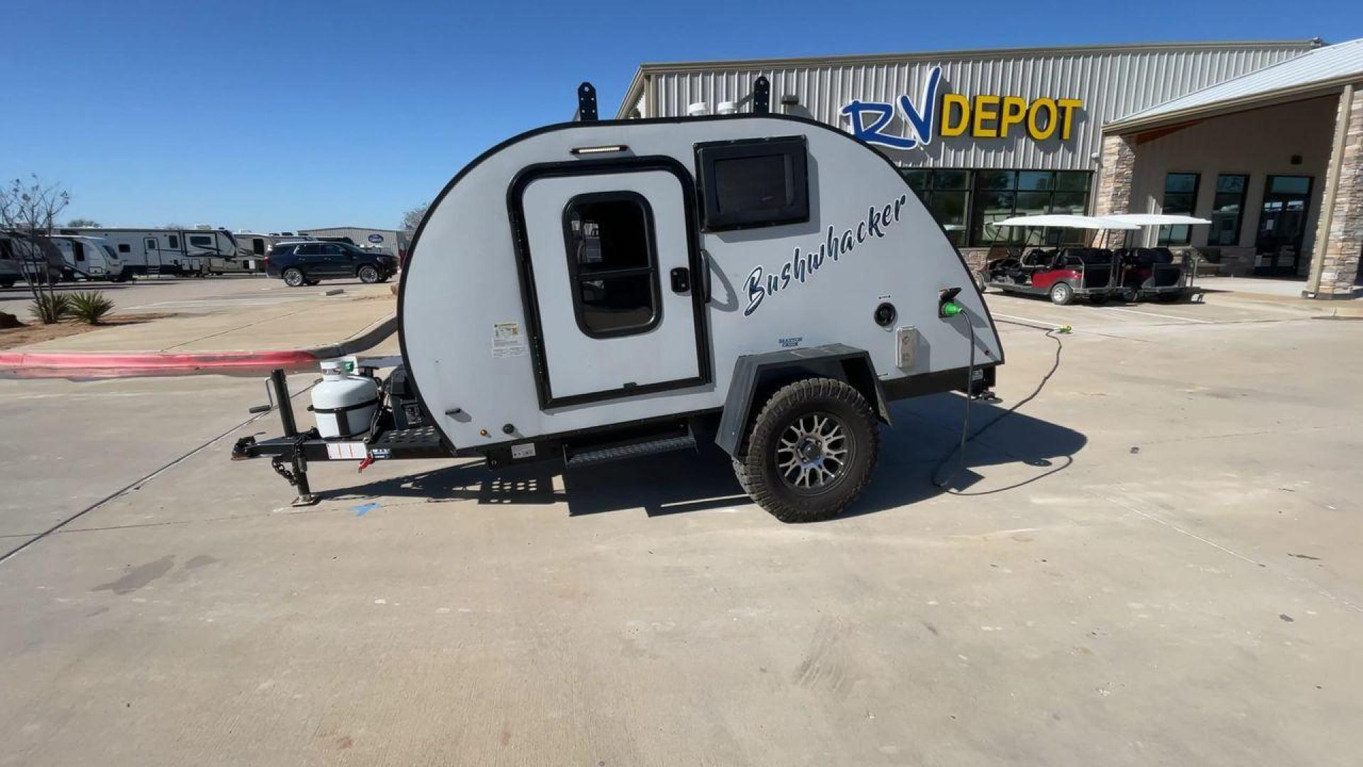 2023 BRAXTON CREEK BUSHWHACKER 10BH (7HFB1KB12P1) , Length: 10 ft | Dry Weight: 1,480 lbs | Gross Weight: 2,340 lbs | Slides: 0 transmission, located at 4319 N Main St, Cleburne, TX, 76033, (817) 678-5133, 32.385960, -97.391212 - The exterior of this used Bushwhacker teardrop trailer is built for adventure with a compact yet sturdy design. Measuring 10 feet in length and weighing just 1,480 pounds dry, it's lightweight and easy to tow, making it perfect for off-road excursions. Its gross weight capacity of 2,340 pounds allow - Photo#6