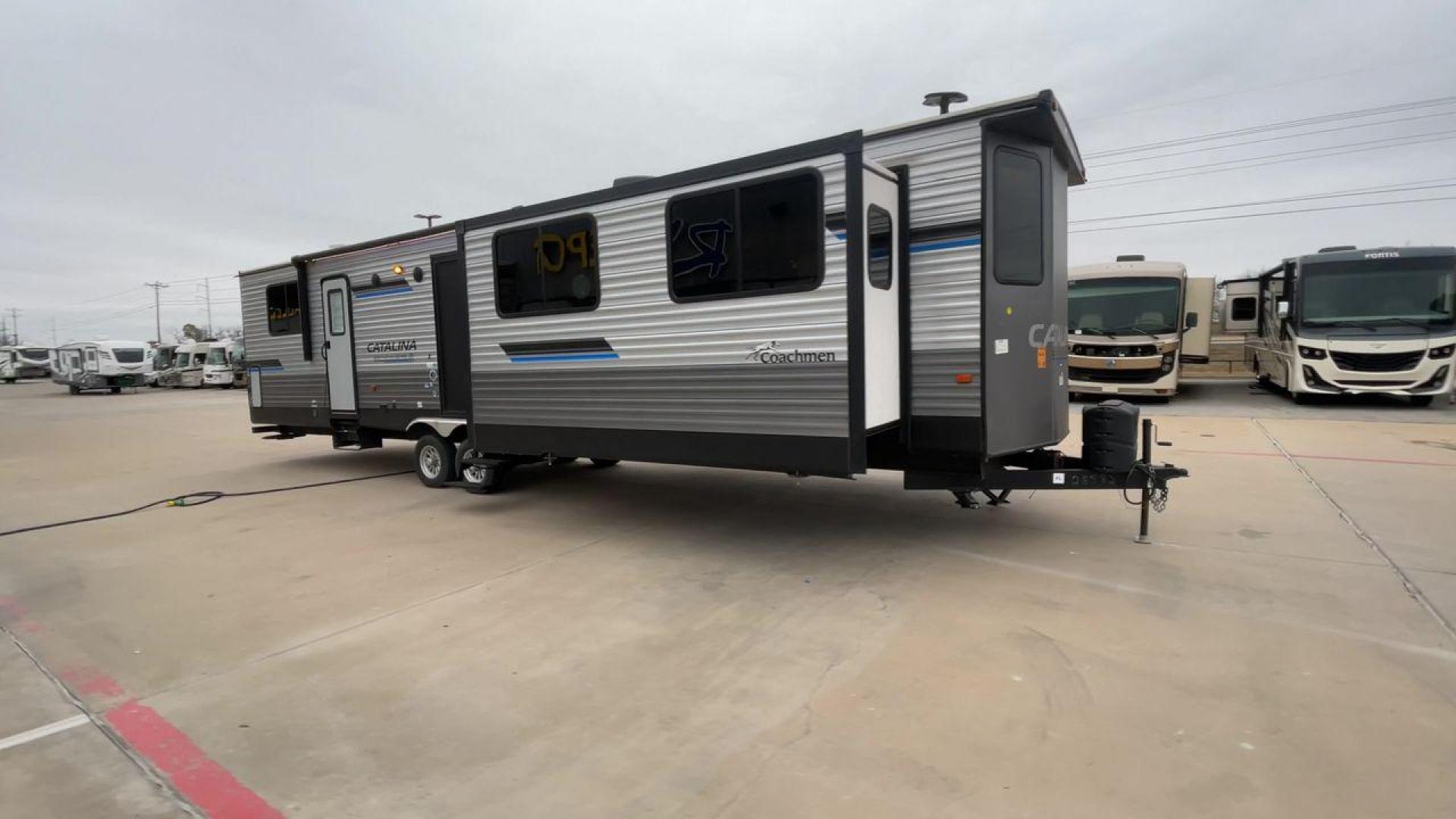 2023 COACHMEN CATALINA 39MKTS (5ZT2CA4B8PX) , Length: 40.92 ft | Dry Weight: 9,409 lbs | Gross Weight: 11,000 lbs | Slides: 3 transmission, located at 4319 N Main St, Cleburne, TX, 76033, (817) 678-5133, 32.385960, -97.391212 - The Coachmen Catalina 39MKTS (Destination Series) RV has a sleek and modern exterior, designed for comfort and durability. At 40.92 ft long, its high-quality aluminum siding is accented with bold blue and black graphics, giving it a striking look that stands out in any RV park or campground. The dua - Photo#3