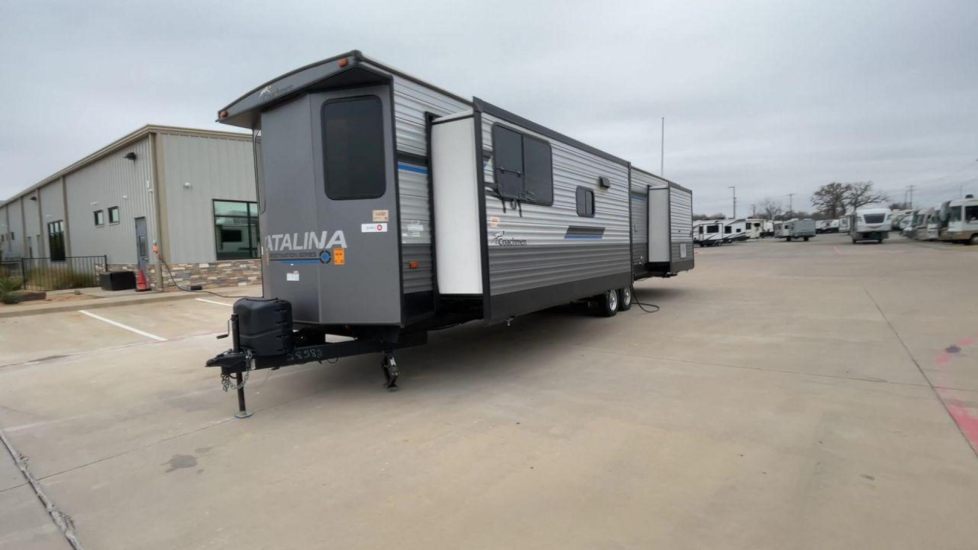 2023 COACHMEN CATALINA 39MKTS (5ZT2CA4B8PX) , Length: 40.92 ft | Dry Weight: 9,409 lbs | Gross Weight: 11,000 lbs | Slides: 3 transmission, located at 4319 N Main St, Cleburne, TX, 76033, (817) 678-5133, 32.385960, -97.391212 - The Coachmen Catalina 39MKTS (Destination Series) RV has a sleek and modern exterior, designed for comfort and durability. At 40.92 ft long, its high-quality aluminum siding is accented with bold blue and black graphics, giving it a striking look that stands out in any RV park or campground. The dua - Photo#5