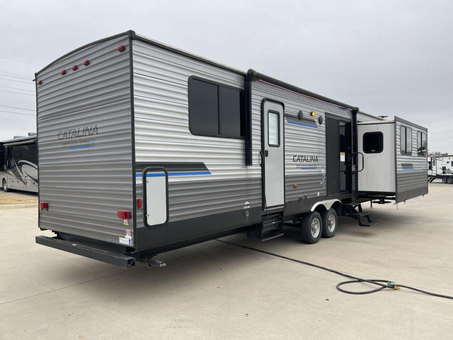 2023 COACHMEN CATALINA 39MKTS (5ZT2CA4B8PX) , Length: 40.92 ft | Dry Weight: 9,409 lbs | Gross Weight: 11,000 lbs | Slides: 3 transmission, located at 4319 N Main St, Cleburne, TX, 76033, (817) 678-5133, 32.385960, -97.391212 - The Coachmen Catalina 39MKTS (Destination Series) RV has a sleek and modern exterior, designed for comfort and durability. At 40.92 ft long, its high-quality aluminum siding is accented with bold blue and black graphics, giving it a striking look that stands out in any RV park or campground. The dua - Photo#25