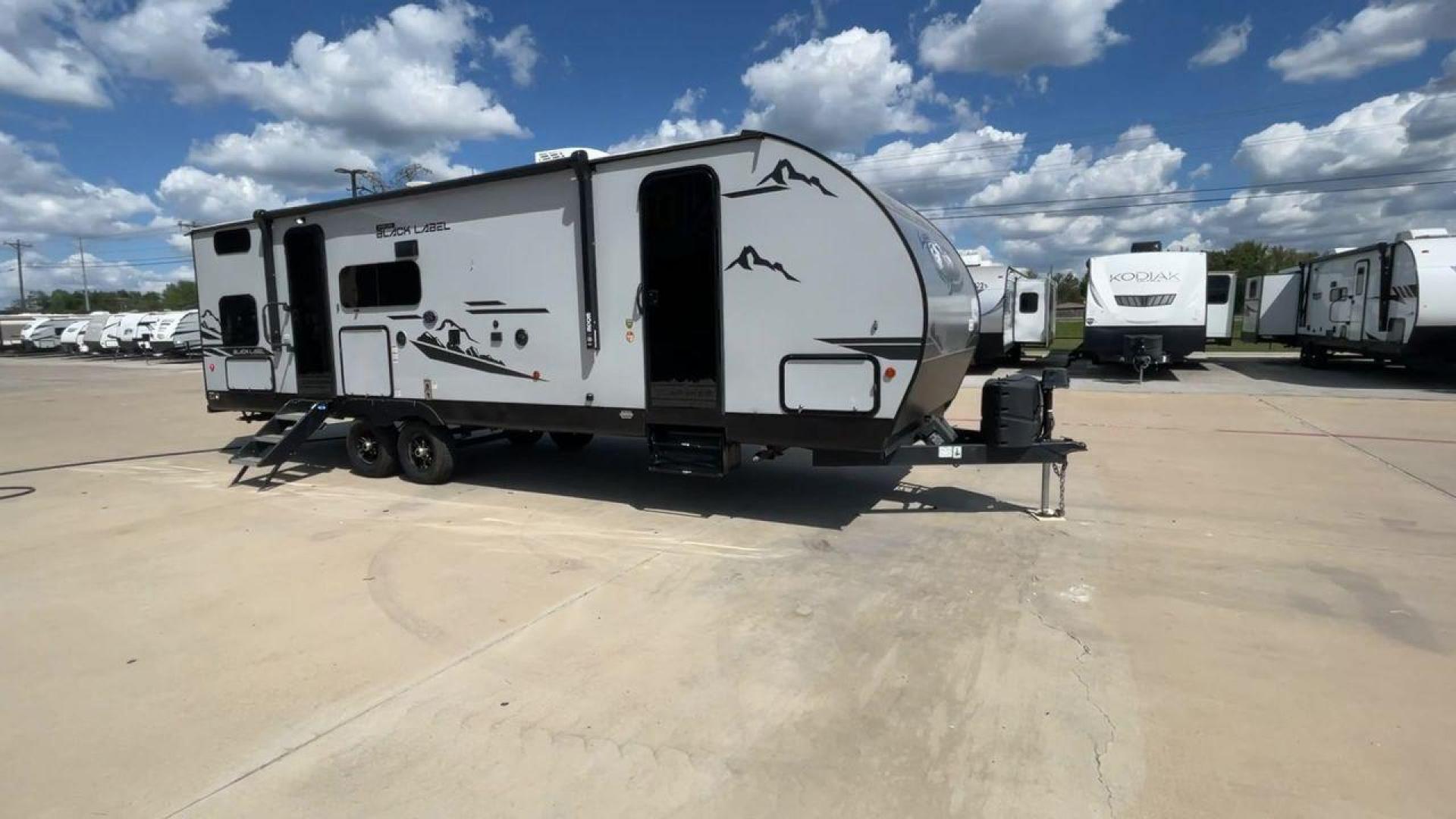 2023 FOREST RIVER CHEROKEE 264DBHBL (4X4TCKB23PX) , Length: 33.17 ft. | Dry Weight: 6,610 lbs. | Gross Weight: 9,985 lbs. | Slides: 1 transmission, located at 4319 N Main St, Cleburne, TX, 76033, (817) 678-5133, 32.385960, -97.391212 - Photo#3