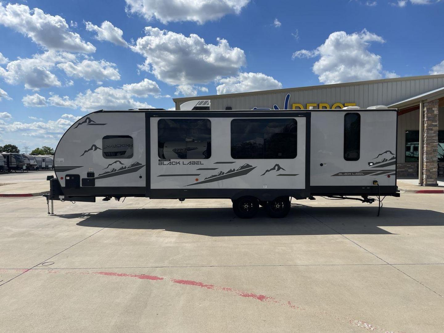 2023 FOREST RIVER CHEROKEE 264DBHBL (4X4TCKB23PX) , Length: 33.17 ft. | Dry Weight: 6,610 lbs. | Gross Weight: 9,985 lbs. | Slides: 1 transmission, located at 4319 N Main St, Cleburne, TX, 76033, (817) 678-5133, 32.385960, -97.391212 - Photo#24