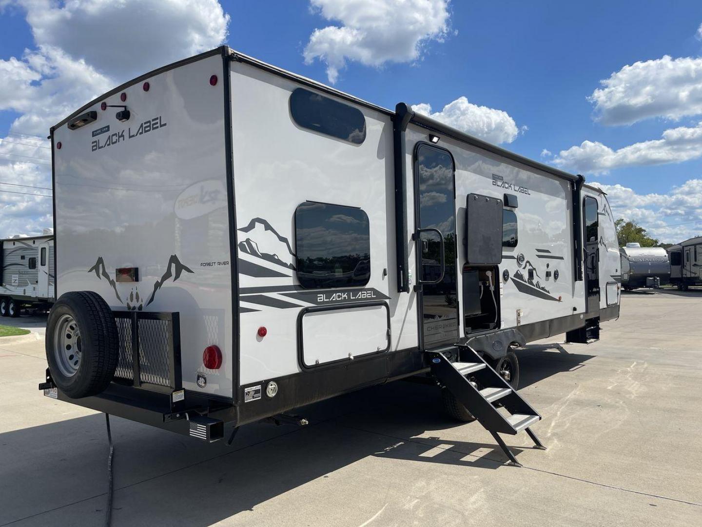 2023 FOREST RIVER CHEROKEE 264DBHBL (4X4TCKB23PX) , Length: 33.17 ft. | Dry Weight: 6,610 lbs. | Gross Weight: 9,985 lbs. | Slides: 1 transmission, located at 4319 N Main St, Cleburne, TX, 76033, (817) 678-5133, 32.385960, -97.391212 - Photo#25