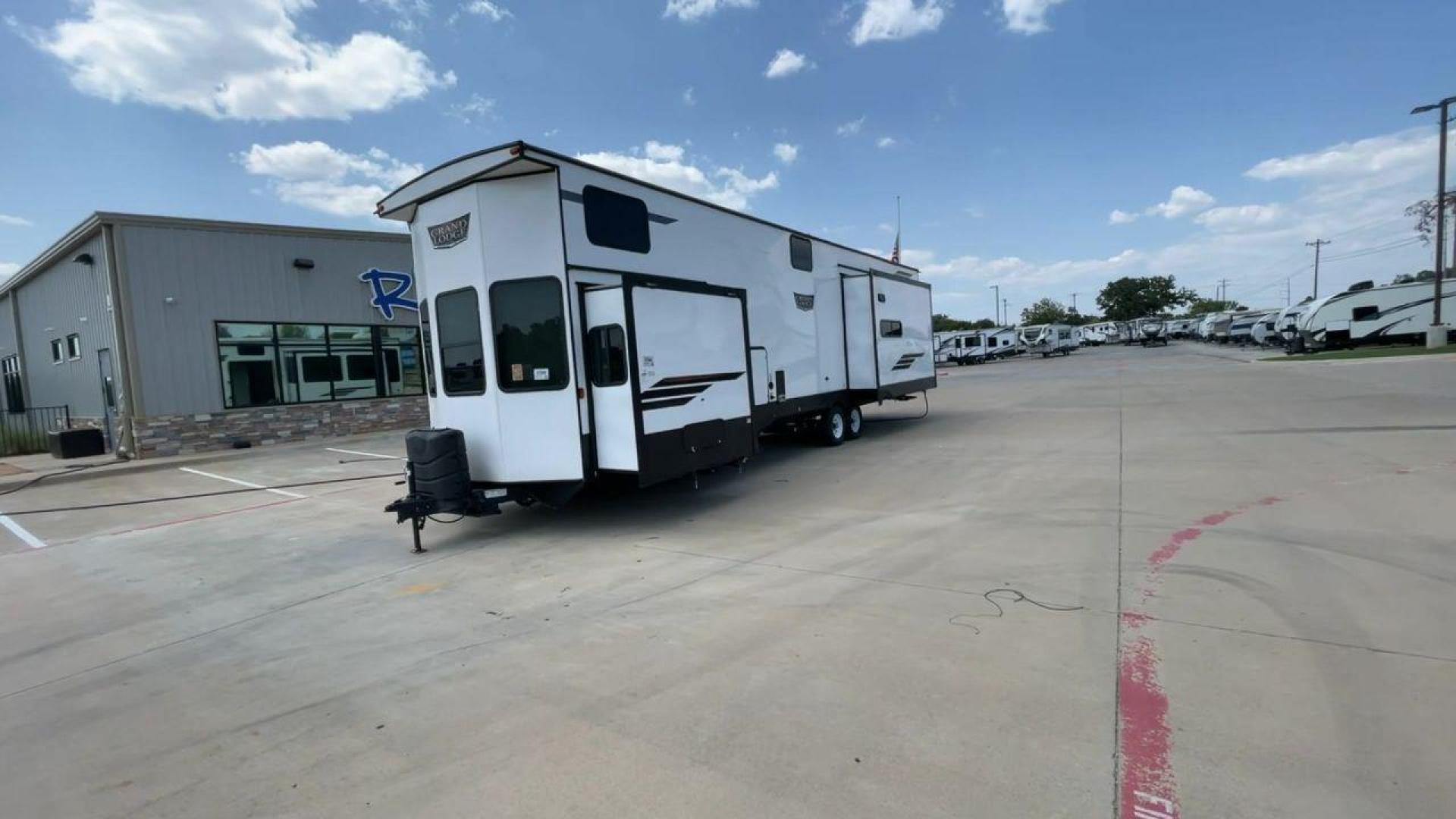 2023 FOREST RIVER GRAND LODGE 42DL (4X4TWD822PM) , Length: 41.83 ft. | Dry Weight: 12,719 lbs. | Gross Weight: 13,855 lbs. | Slides: 3 transmission, located at 4319 N Main St, Cleburne, TX, 76033, (817) 678-5133, 32.385960, -97.391212 - Photo#4