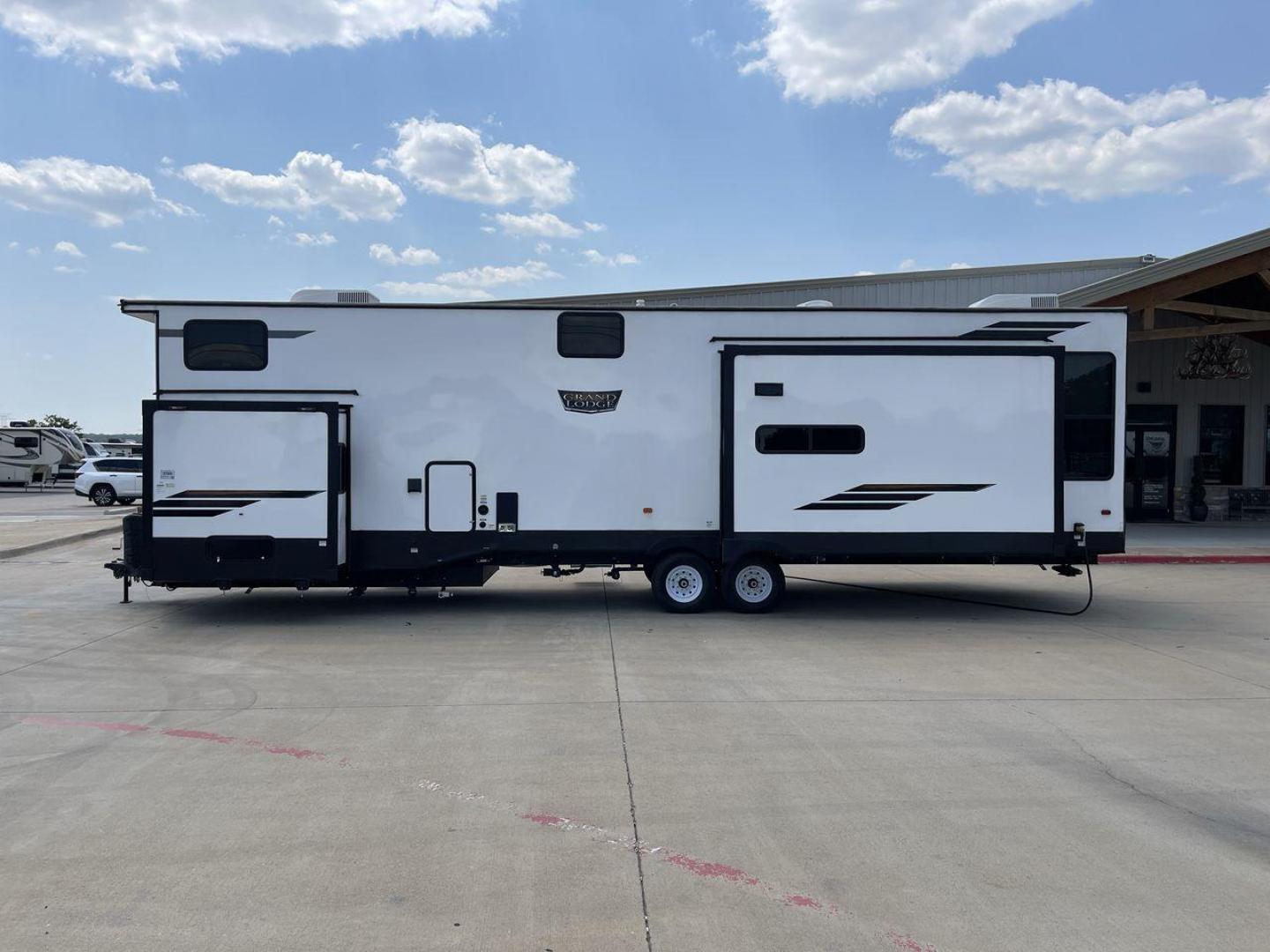 2023 FOREST RIVER GRAND LODGE 42DL (4X4TWD822PM) , Length: 41.83 ft. | Dry Weight: 12,719 lbs. | Gross Weight: 13,855 lbs. | Slides: 3 transmission, located at 4319 N Main St, Cleburne, TX, 76033, (817) 678-5133, 32.385960, -97.391212 - Photo#23