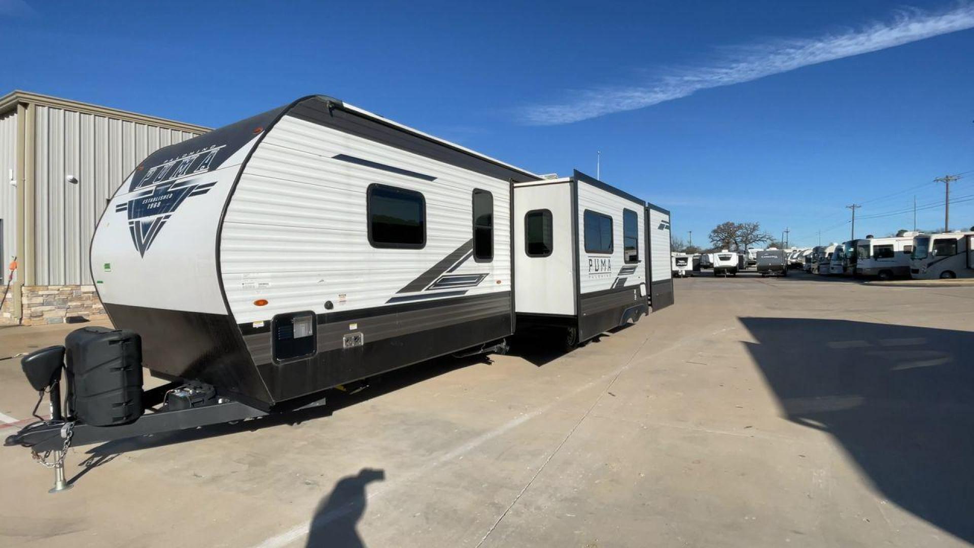 2023 FOREST RIVER PUMA 32BH2B (4X4TPUH21PP) , Length: 38.5 ft. | Dry Weight: 9,023 lbs. | Gross Weight: 11,230 lbs | Slides: 3 transmission, located at 4319 N Main St, Cleburne, TX, 76033, (817) 678-5133, 32.385960, -97.391212 - With its ample space and adaptability, the 2023 Palomino Puma 32BH2B travel trailer is perfect for hosting extended families and gatherings. This model provides generous living space while maintaining excellent maneuverability on the road. It measures 38.5 feet in length and has a dry weight of 9,02 - Photo#5