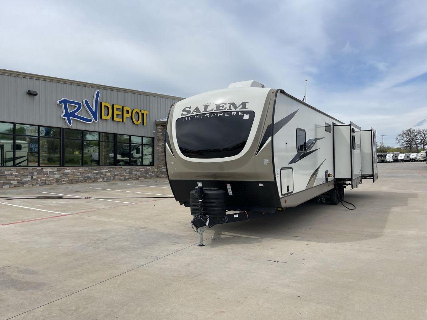 2023 FOREST RIVER SALEM HEMISPHERE 310 (4X4TSBG22PU) , Length: 38.67 ft. | Dry Weight: 9,088 lbs. | Gross Weight: 11,400 lbs. | Slides: 3 transmission, located at 4319 N Main St, Cleburne, TX, 76033, (817) 678-5133, 32.385960, -97.391212 - Photo#0