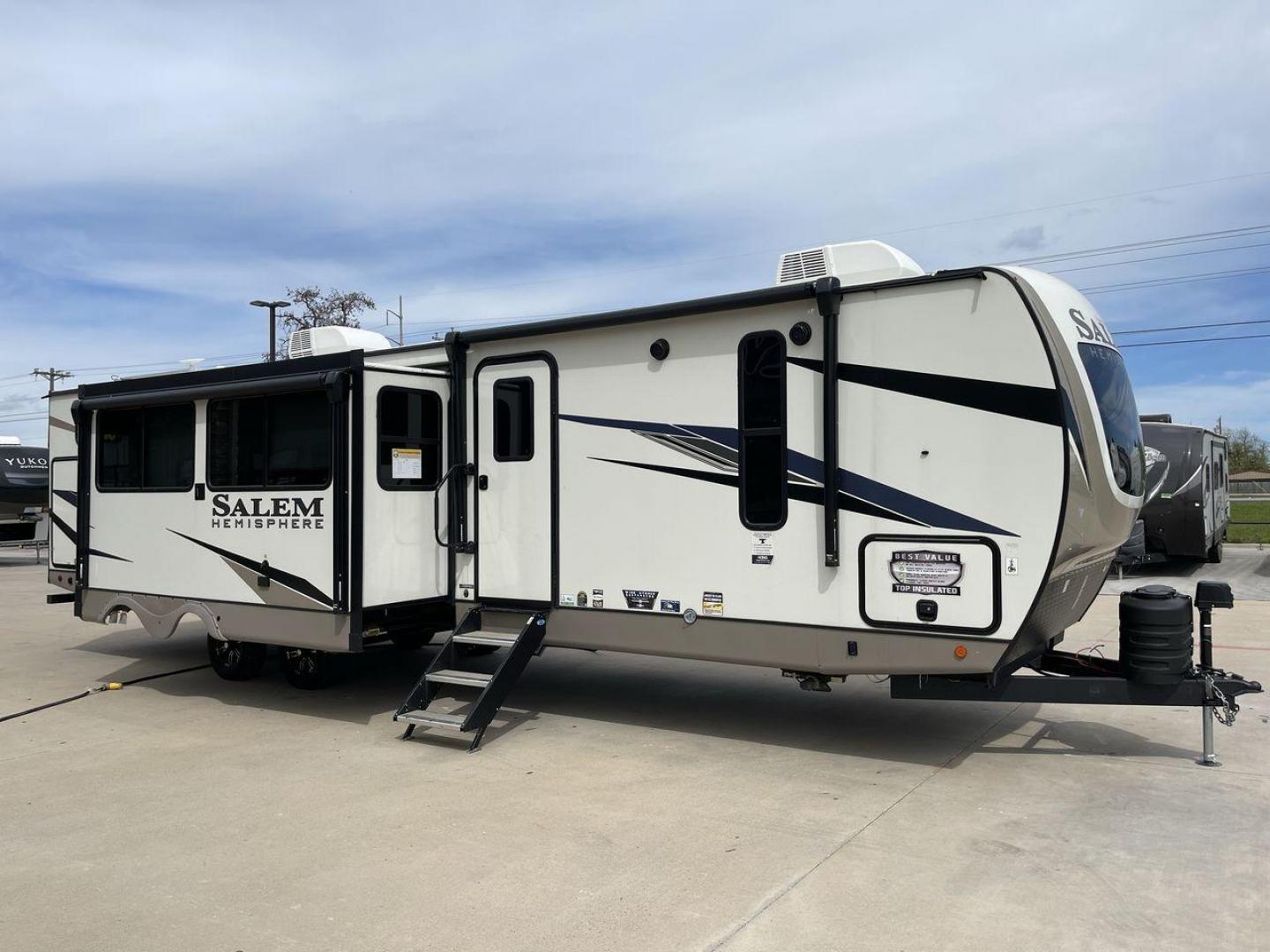 2023 FOREST RIVER SALEM HEMISPHERE 310 (4X4TSBG22PU) , Length: 38.67 ft. | Dry Weight: 9,088 lbs. | Gross Weight: 11,400 lbs. | Slides: 3 transmission, located at 4319 N Main St, Cleburne, TX, 76033, (817) 678-5133, 32.385960, -97.391212 - Photo#25