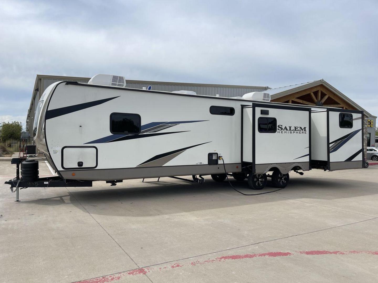 2023 FOREST RIVER SALEM HEMISPHERE 310 (4X4TSBG22PU) , Length: 38.67 ft. | Dry Weight: 9,088 lbs. | Gross Weight: 11,400 lbs. | Slides: 3 transmission, located at 4319 N Main St, Cleburne, TX, 76033, (817) 678-5133, 32.385960, -97.391212 - Photo#26