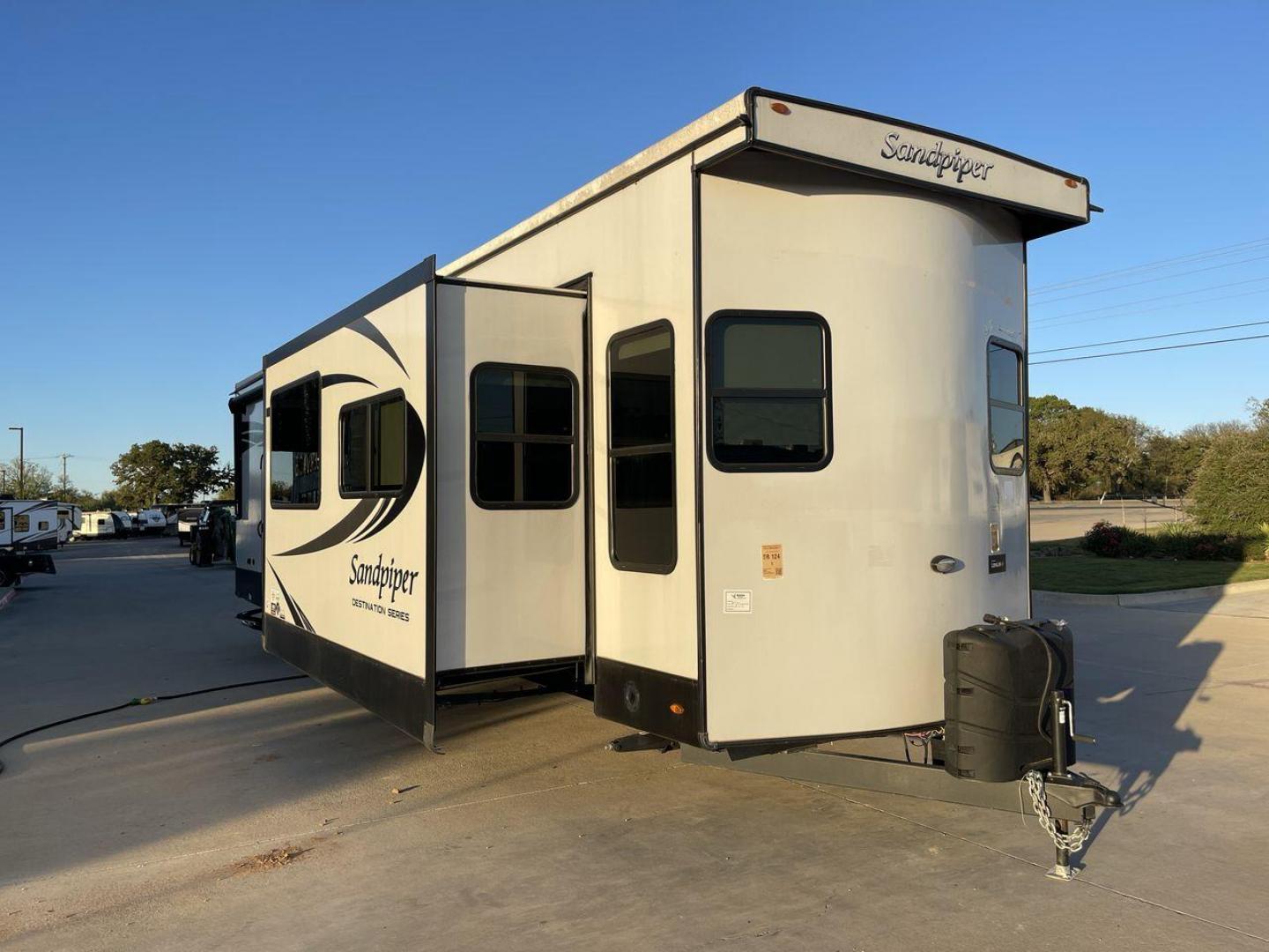 2023 FOREST RIVER SANDPIPER 399LOFT (4X4TSAS27PJ) , Length: 40.67 ft. | Dry Weight: 10,939 lbs. | Gross Weight: 13,619 lbs. | Slides: 3 transmission, located at 4319 N Main St, Cleburne, TX, 76033, (817) 678-5133, 32.385960, -97.391212 - Photo#22