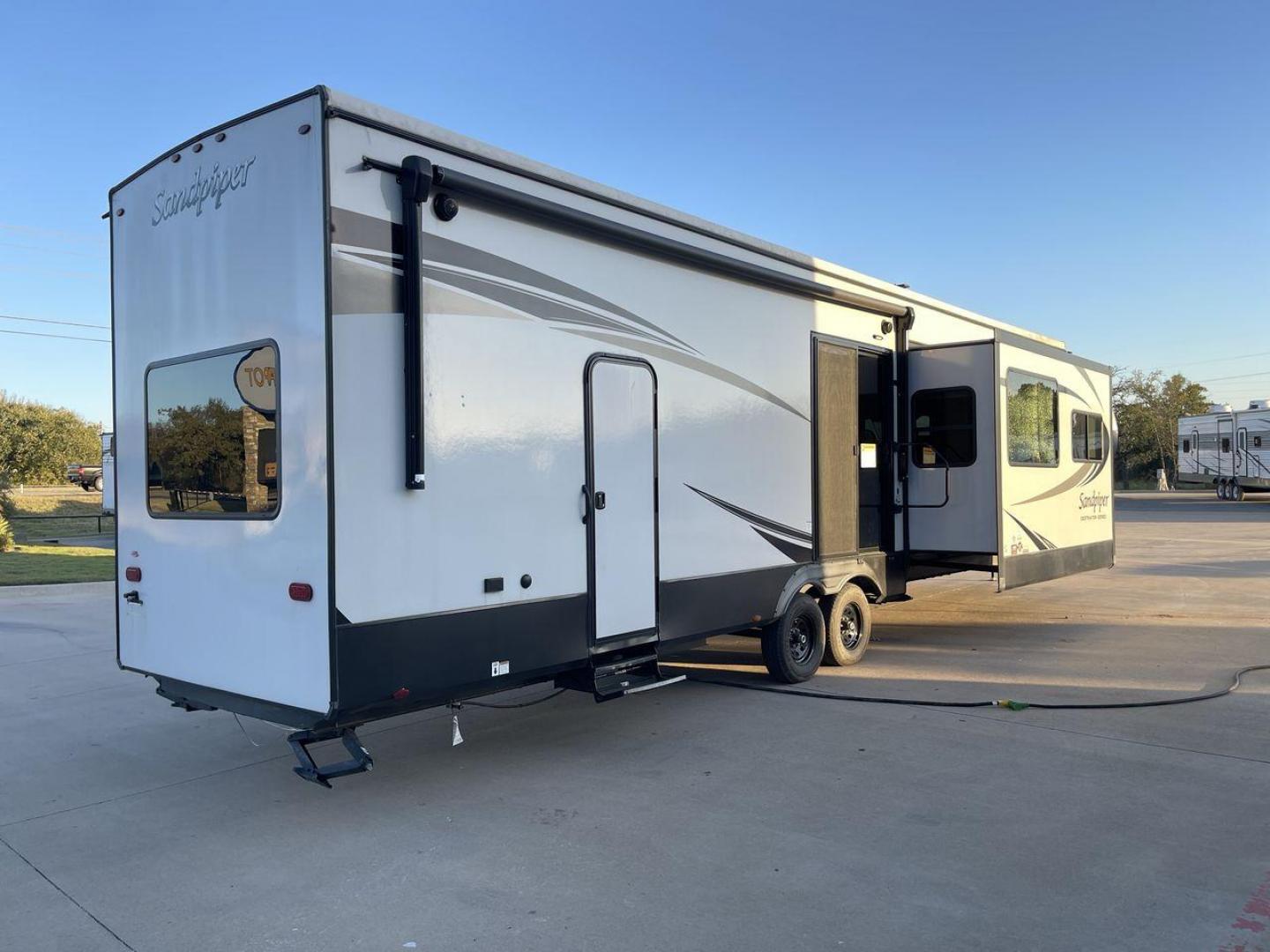 2023 FOREST RIVER SANDPIPER 399LOFT (4X4TSAS27PJ) , Length: 40.67 ft. | Dry Weight: 10,939 lbs. | Gross Weight: 13,619 lbs. | Slides: 3 transmission, located at 4319 N Main St, Cleburne, TX, 76033, (817) 678-5133, 32.385960, -97.391212 - Photo#24