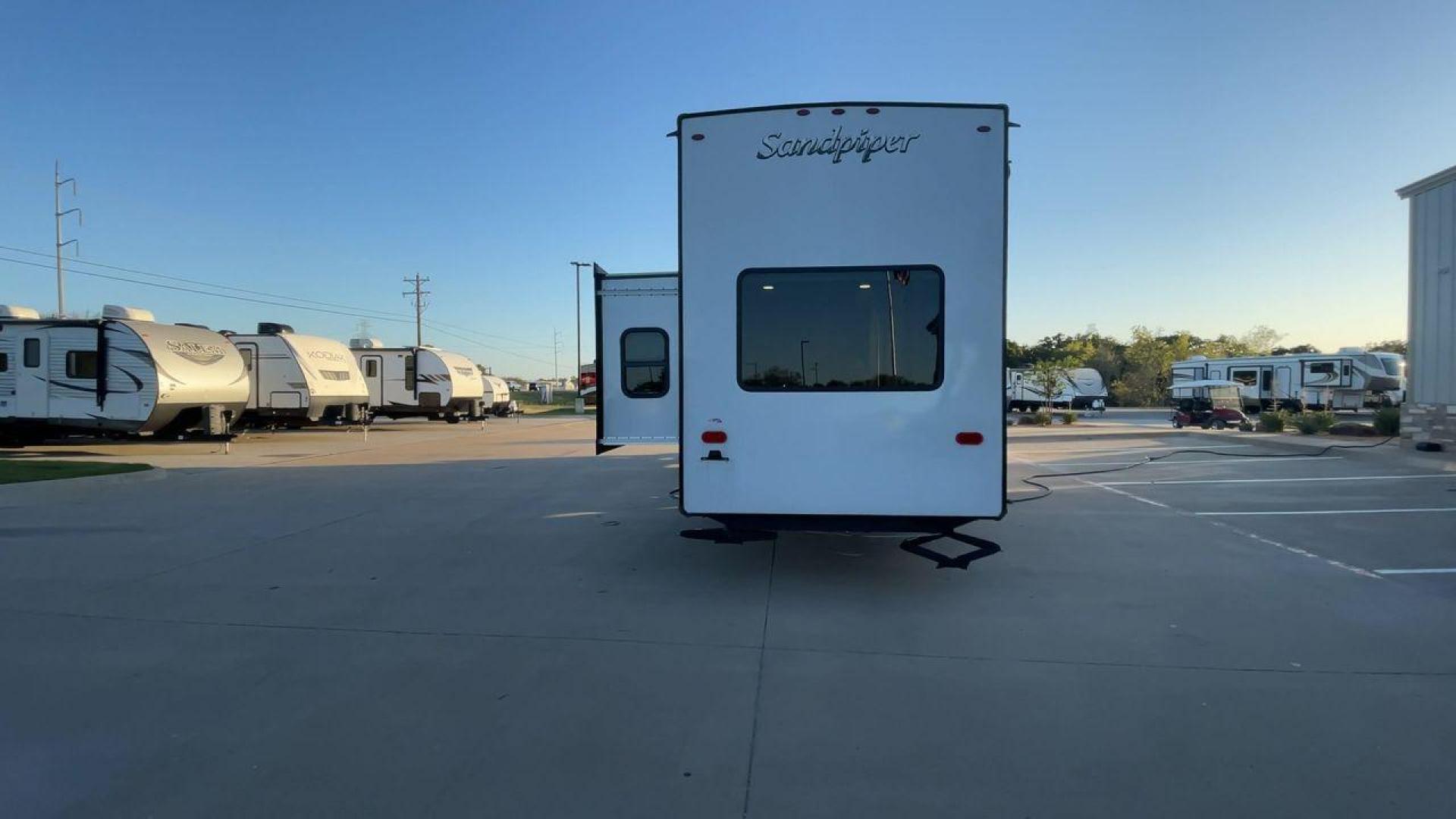 2023 FOREST RIVER SANDPIPER 399LOFT (4X4TSAS27PJ) , Length: 40.67 ft. | Dry Weight: 10,939 lbs. | Gross Weight: 13,619 lbs. | Slides: 3 transmission, located at 4319 N Main St, Cleburne, TX, 76033, (817) 678-5133, 32.385960, -97.391212 - Photo#8