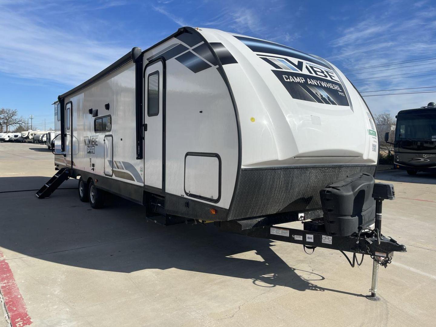 2023 FOREST RIVER VIBE 28BHE (4X4TVBD20P4) , Length: 38 ft. | Dry Weight: 7,298 lbs. | Slides: 1 transmission, located at 4319 N Main St, Cleburne, TX, 76033, (817) 678-5133, 32.385960, -97.391212 - Photo#23