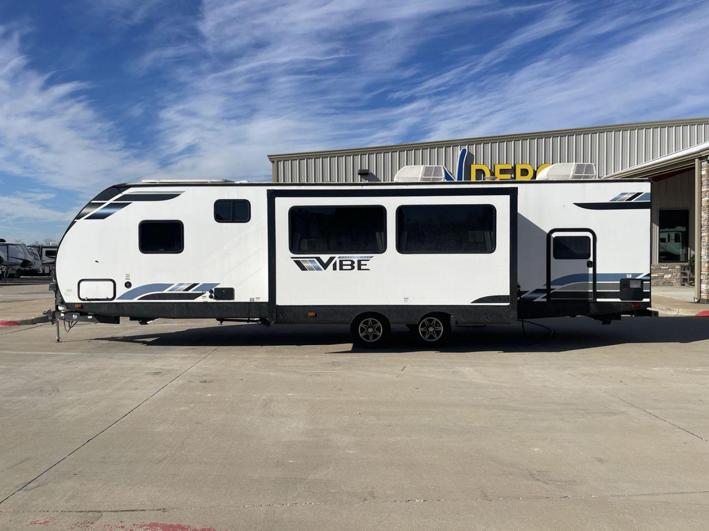 2023 FOREST RIVER VIBE 28BHE (4X4TVBD20P4) , Length: 38 ft. | Dry Weight: 7,298 lbs. | Slides: 1 transmission, located at 4319 N Main St, Cleburne, TX, 76033, (817) 678-5133, 32.385960, -97.391212 - Photo#24