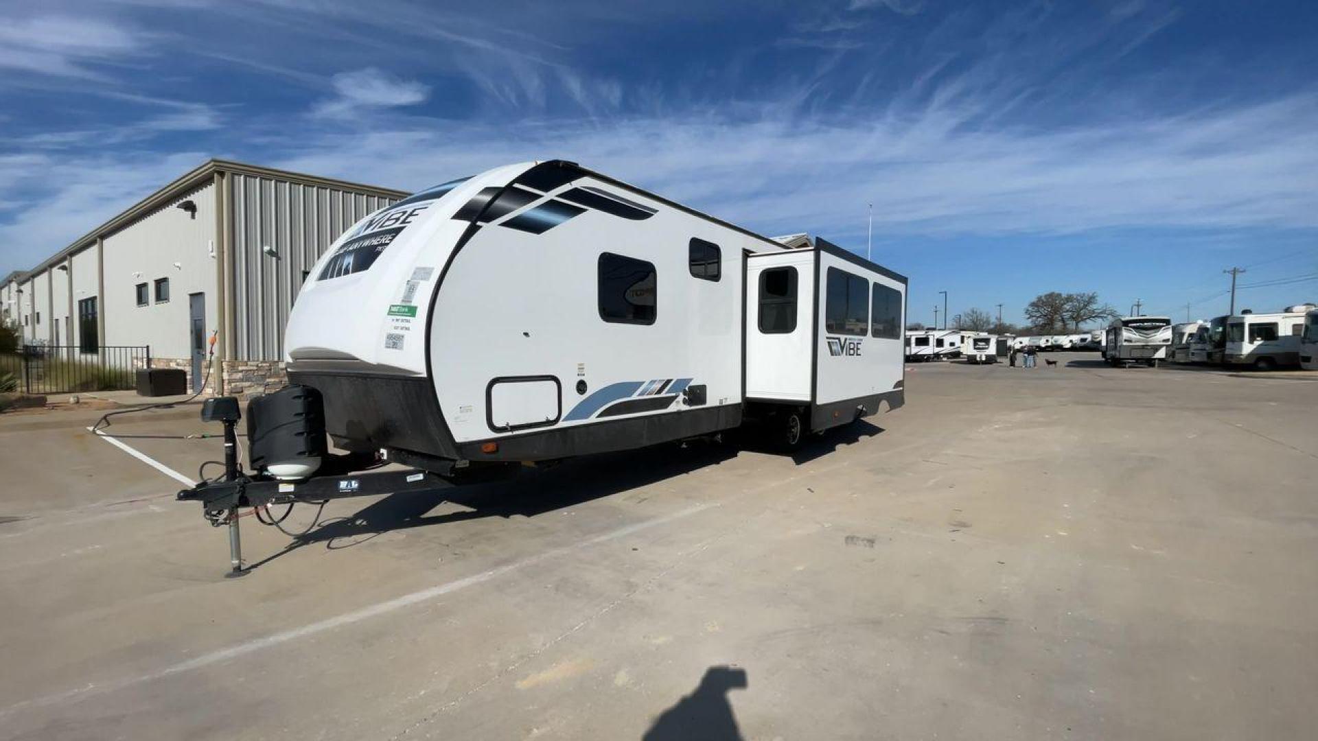 2023 FOREST RIVER VIBE 28BHE (4X4TVBD20P4) , Length: 38 ft. | Dry Weight: 7,298 lbs. | Slides: 1 transmission, located at 4319 N Main St, Cleburne, TX, 76033, (817) 678-5133, 32.385960, -97.391212 - Photo#5