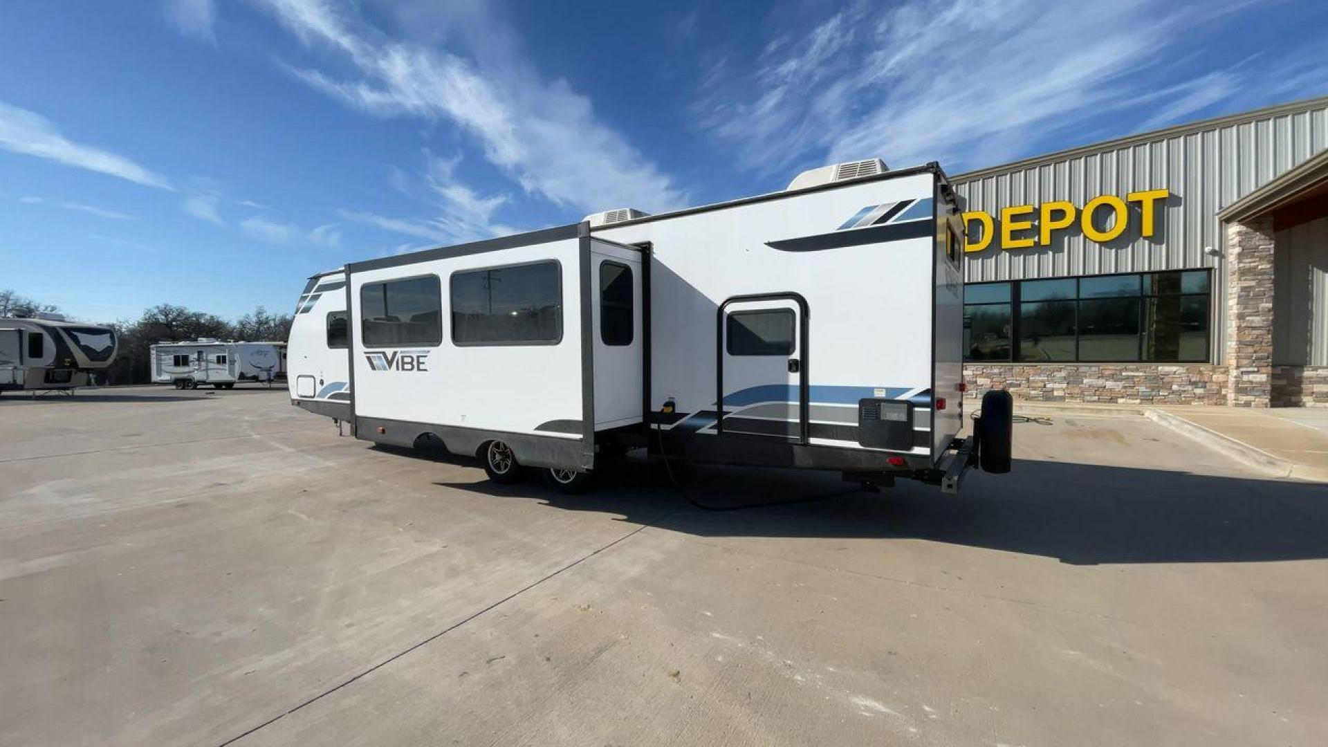 2023 FOREST RIVER VIBE 28BHE (4X4TVBD20P4) , Length: 38 ft. | Dry Weight: 7,298 lbs. | Slides: 1 transmission, located at 4319 N Main St, Cleburne, TX, 76033, (817) 678-5133, 32.385960, -97.391212 - Photo#7