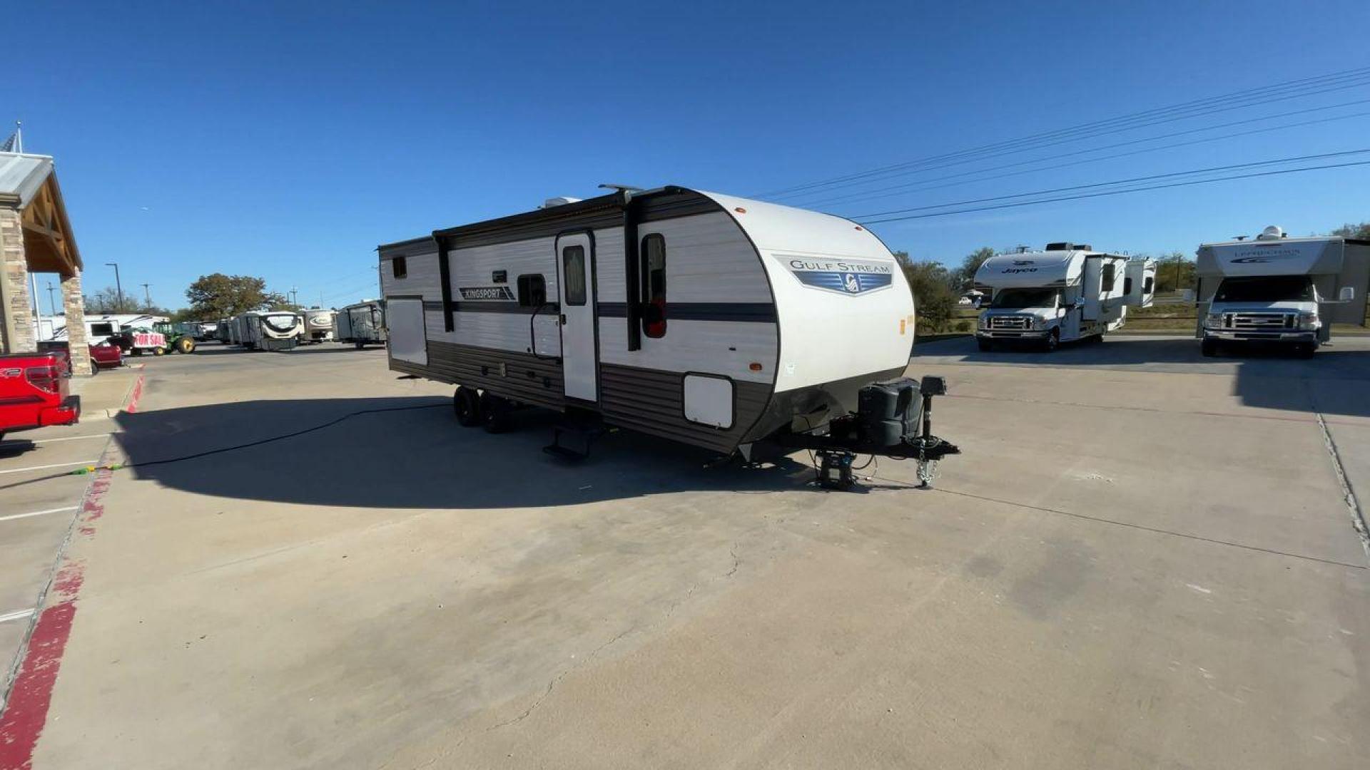 2023 GULFSTREAM KINGSPORT 279BH (1NL1G3322P1) , Length: 32.5 ft. | Dry Weight: 6,300 lbs. | Slides: 1 transmission, located at 4319 N Main St, Cleburne, TX, 76033, (817) 678-5133, 32.385960, -97.391212 - Photo#3