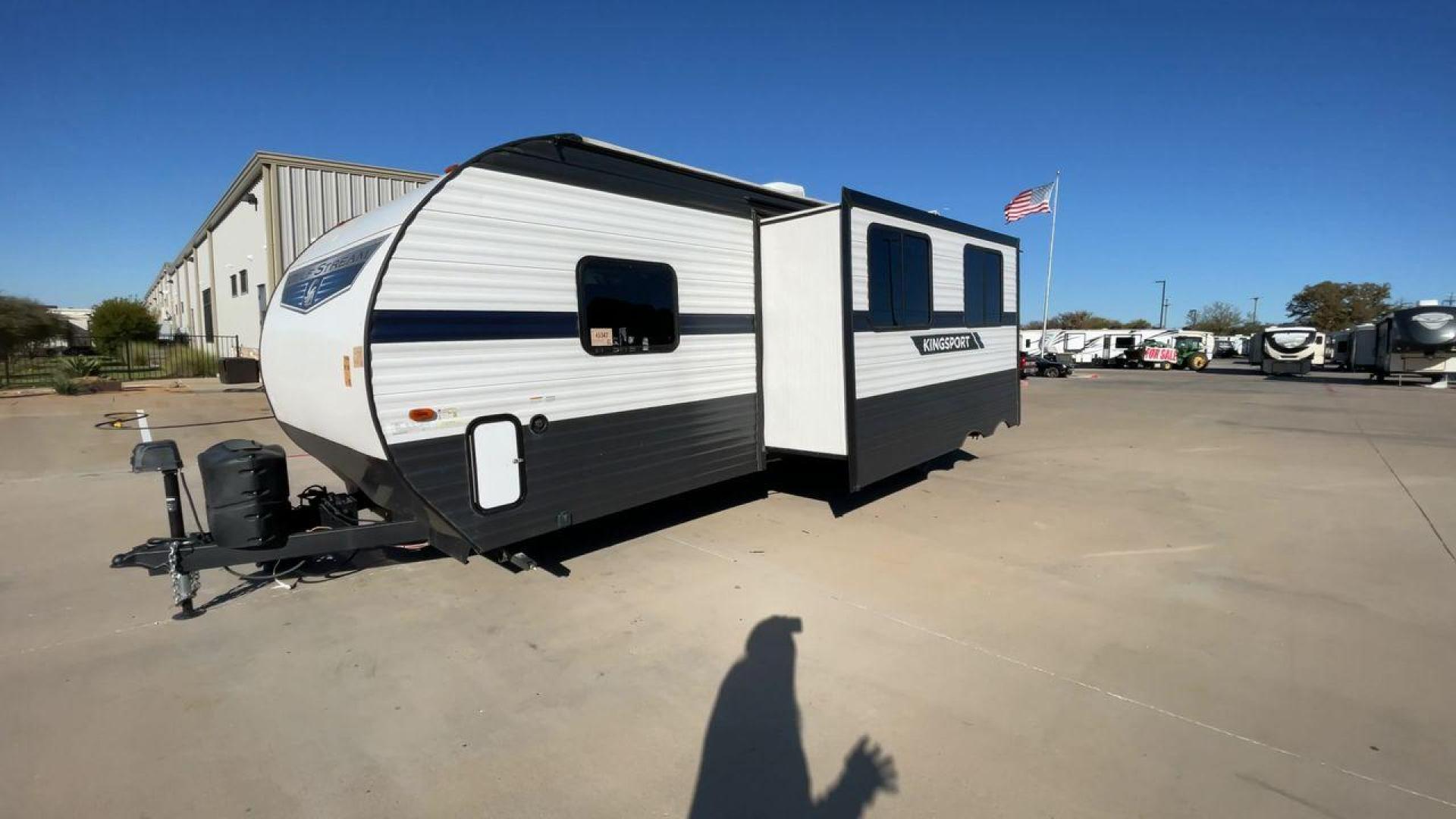 2023 GULFSTREAM KINGSPORT 279BH (1NL1G3322P1) , Length: 32.5 ft. | Dry Weight: 6,300 lbs. | Slides: 1 transmission, located at 4319 N Main St, Cleburne, TX, 76033, (817) 678-5133, 32.385960, -97.391212 - Photo#5