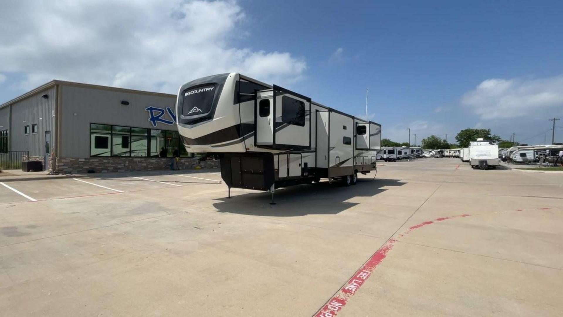 2023 HEARTLAND BIG COUNTRY 3902FL (5SFBG4429PE) , Length: 43.58 ft | Dry Weight: 14,004 lbs | Gross Weight: 16,500 lbs | Slides: 5 transmission, located at 4319 N Main St, Cleburne, TX, 76033, (817) 678-5133, 32.385960, -97.391212 - The 2023 Heartland Big Country 3902FL is a roomy and well-appointed fifth wheel that has been built to provide travelers with unrivaled luxury and convenience. With a length of 43.58 feet and five slides, this trailer also has distinct features, including a rear roof access and three pass-through st - Photo#5