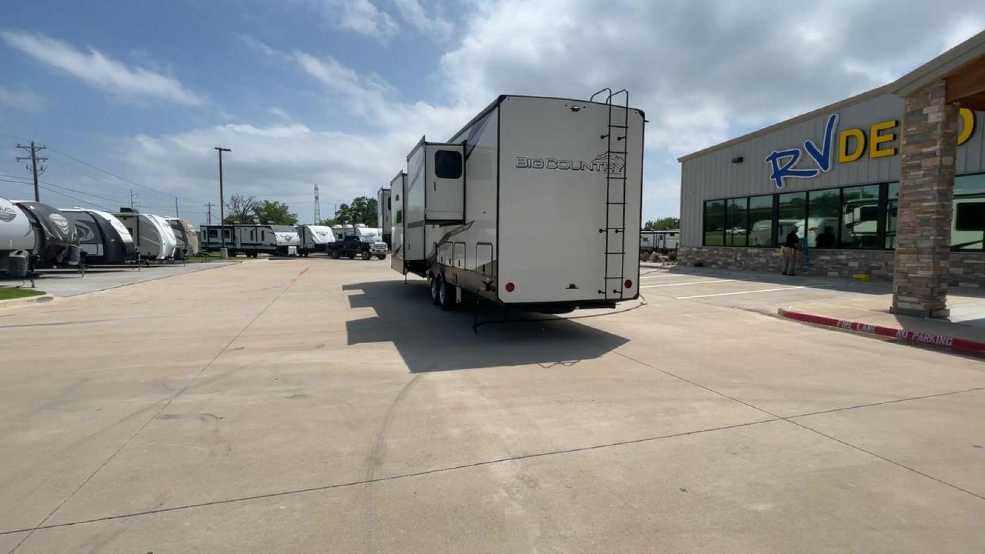 2023 HEARTLAND BIG COUNTRY 3902FL (5SFBG4429PE) , Length: 43.58 ft | Dry Weight: 14,004 lbs | Gross Weight: 16,500 lbs | Slides: 5 transmission, located at 4319 N Main St, Cleburne, TX, 76033, (817) 678-5133, 32.385960, -97.391212 - The 2023 Heartland Big Country 3902FL is a roomy and well-appointed fifth wheel that has been built to provide travelers with unrivaled luxury and convenience. With a length of 43.58 feet and five slides, this trailer also has distinct features, including a rear roof access and three pass-through st - Photo#8