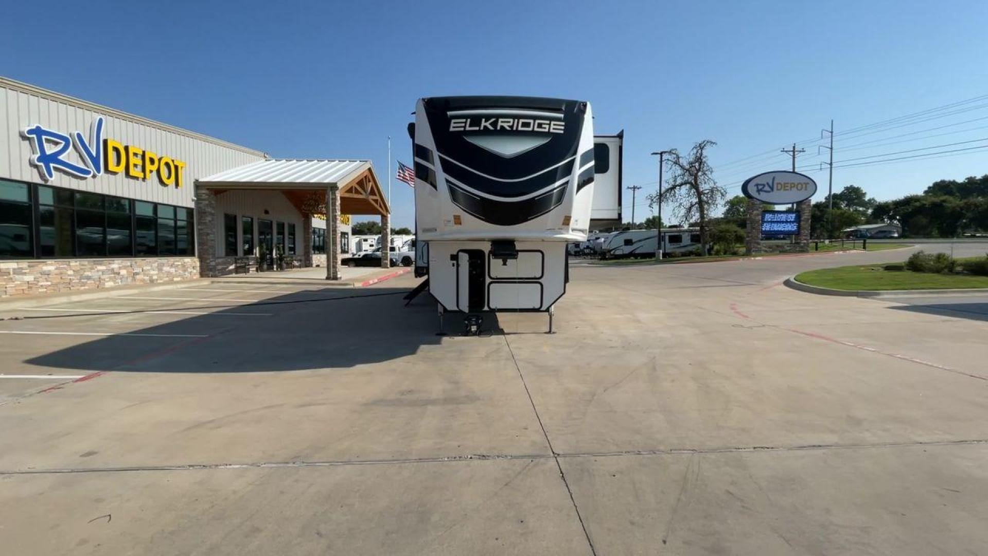 2023 HEARTLAND ELKRIDGE 38MB (5SFRG4322PE) , Length: 42.5 ft. | Dry Weight: 12,615 lbs. | Gross Weight: 16,000 lbs. | Slides: 4 transmission, located at 4319 N Main St, Cleburne, TX, 76033, (817) 678-5133, 32.385960, -97.391212 - Photo#4