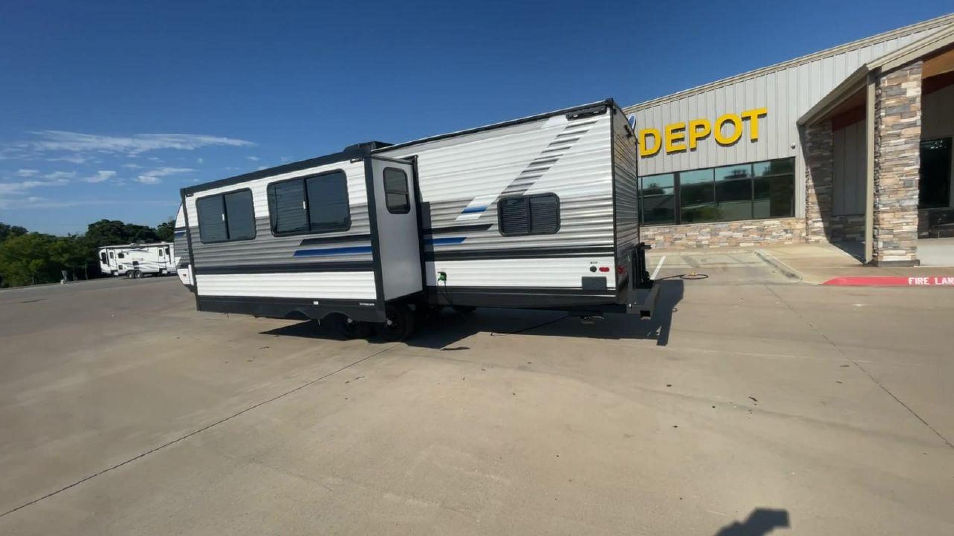 2023 HEARTLAND PIONEER QB300 (5SFPB3527PE) , Length: 35 ft. | Dry Weight: 6,896 lbs.| Gross Weight: 9,000 lbs. | Slides: 1 transmission, located at 4319 N Main St, Cleburne, TX, 76033, (817) 678-5133, 32.385960, -97.391212 - Photo#7