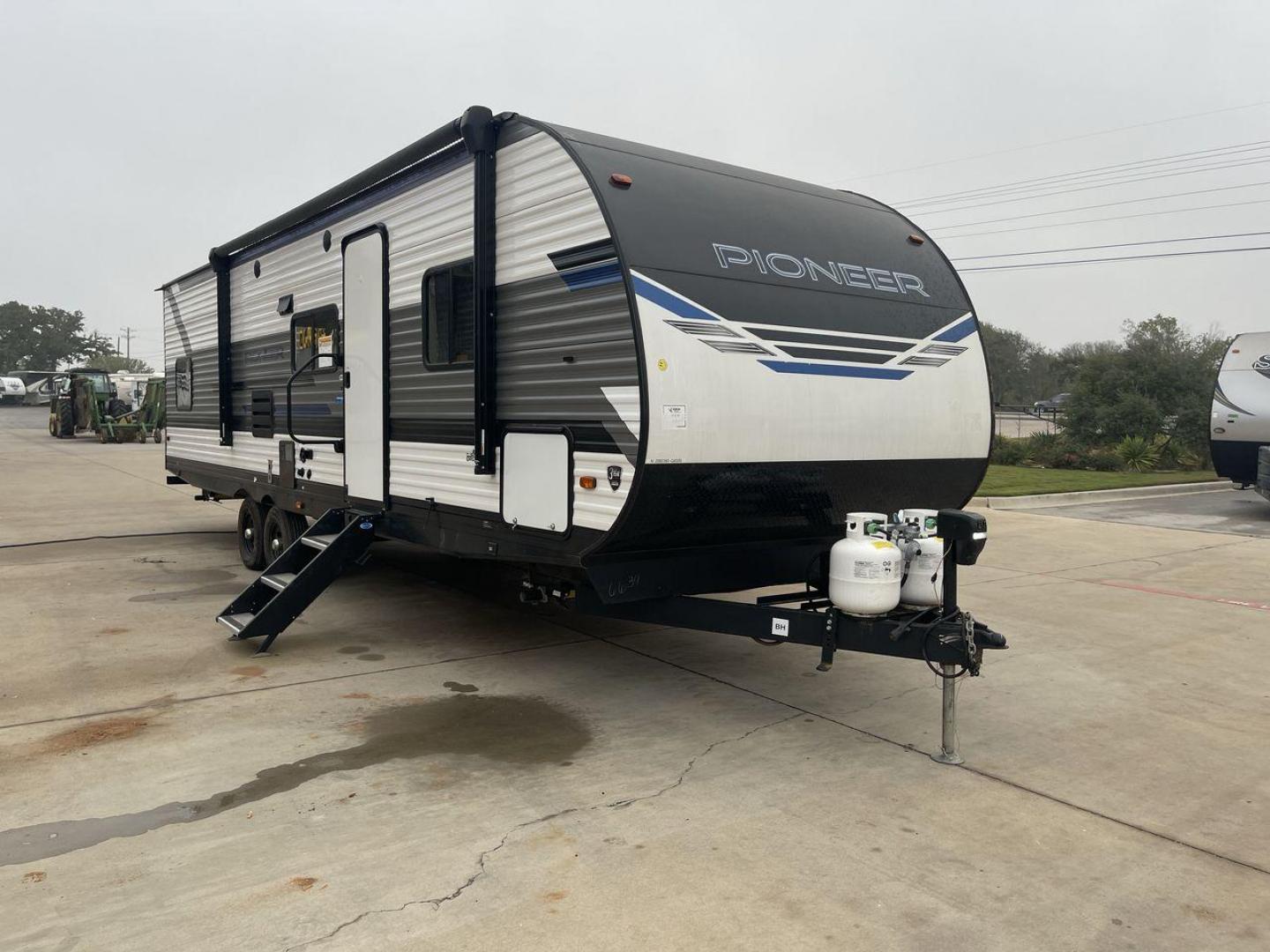 2023 HEARTLAND PIONEER QB300 (5SFPB3524PE) , Length: 35 ft. | Dry Weight: 6,896 lbs. | Gross Weight: 9,000 lbs. | Slides: 1 transmission, located at 4319 N Main St, Cleburne, TX, 76033, (817) 678-5133, 32.385960, -97.391212 - The 2023 Heartland Pioneer QB300 is a spacious travel trailer, perfect for family adventures. Measuring 35 feet in length, it features a single slideout, which significantly expands the interior space, creating a comfortable living environment. With a dry weight of 6,896 lbs and a gross weight of 9, - Photo#22