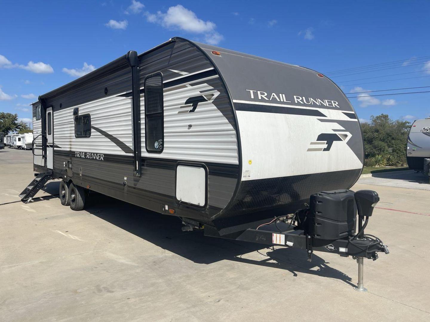 2023 HEARTLAND TRAIL RUNNER 31DB (5SFEB3723PE) , Length: 36.92 ft | Dry Weight: 7,040 lbs | GVWR: 9,642 lbs | Slides: 1 transmission, located at 4319 N Main St, Cleburne, TX, 76033, (817) 678-5133, 32.385960, -97.391212 - The 2023 Heartland Trail Runner 31DB is a versatile and spacious travel trailer designed for families and adventure enthusiasts. This vehicle is the perfect option for families or groups looking to embark on memorable road trips. The travel trailer is a bunkhouse, and features a family-centric layou - Photo#23