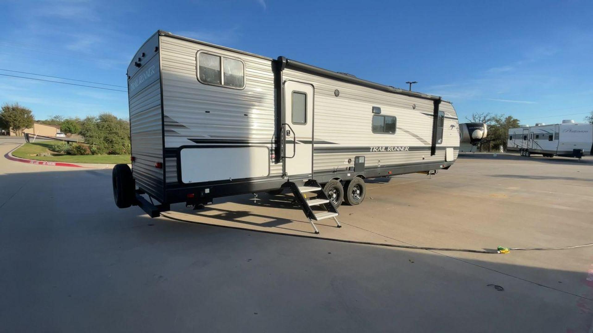 2023 HEARTLAND TRAIL RUNNER 31DB (5SFEB3721PE) , Length: 36.92 ft | Dry Weight: 7,040 lbs | GVWR: 9,642 lbs | Slides: 1 transmission, located at 4319 N Main St, Cleburne, TX, 76033, (817) 678-5133, 32.385960, -97.391212 - A roomy and family-friendly travel trailer, the 2023 Heartland Trail Runner 31DB ensures a relaxing and delightful camping experience. This model accommodates larger parties and has contemporary conveniences to make your outdoor experiences unforgettable. It also has a well-designed floor plan. This - Photo#1