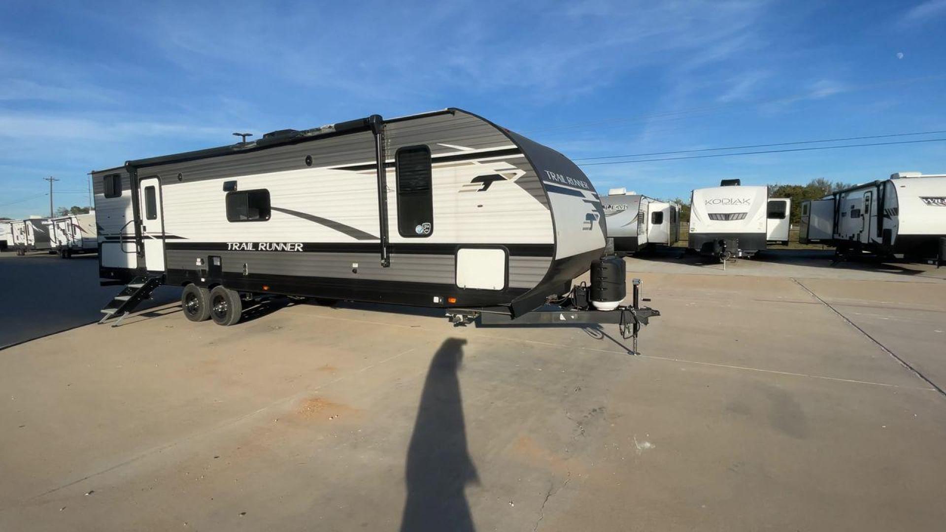 2023 HEARTLAND TRAIL RUNNER 31DB (5SFEB3721PE) , Length: 36.92 ft | Dry Weight: 7,040 lbs | GVWR: 9,642 lbs | Slides: 1 transmission, located at 4319 N Main St, Cleburne, TX, 76033, (817) 678-5133, 32.385960, -97.391212 - A roomy and family-friendly travel trailer, the 2023 Heartland Trail Runner 31DB ensures a relaxing and delightful camping experience. This model accommodates larger parties and has contemporary conveniences to make your outdoor experiences unforgettable. It also has a well-designed floor plan. This - Photo#3