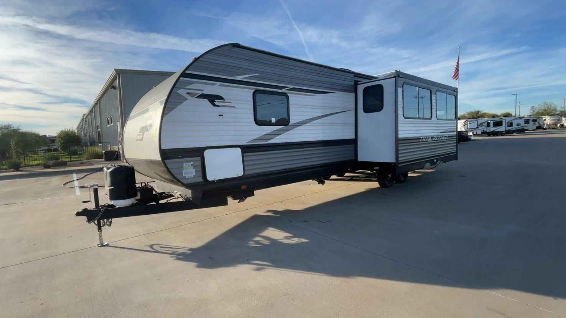 2023 HEARTLAND TRAIL RUNNER 31DB (5SFEB3721PE) , Length: 36.92 ft | Dry Weight: 7,040 lbs | GVWR: 9,642 lbs | Slides: 1 transmission, located at 4319 N Main St, Cleburne, TX, 76033, (817) 678-5133, 32.385960, -97.391212 - A roomy and family-friendly travel trailer, the 2023 Heartland Trail Runner 31DB ensures a relaxing and delightful camping experience. This model accommodates larger parties and has contemporary conveniences to make your outdoor experiences unforgettable. It also has a well-designed floor plan. This - Photo#5