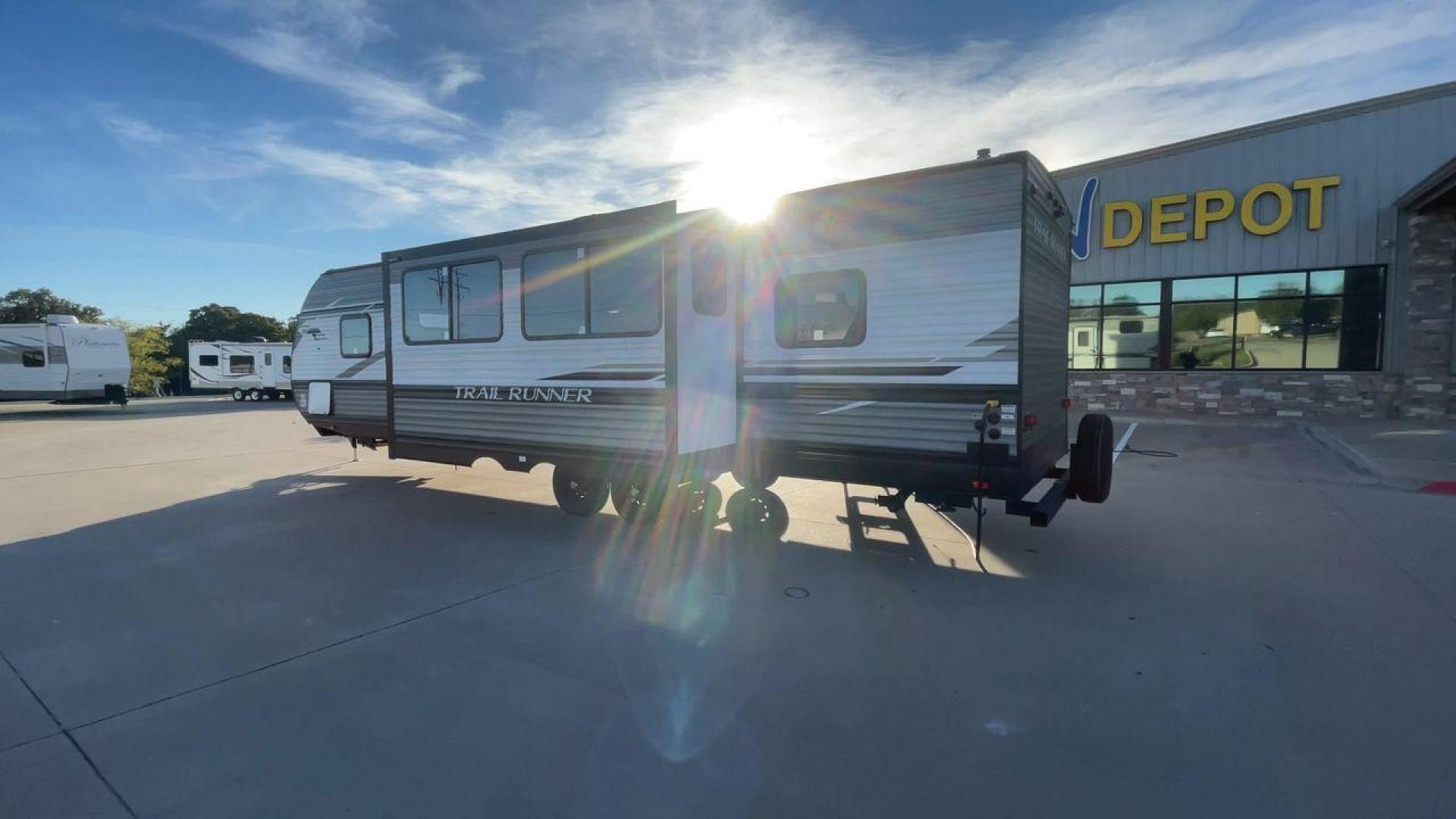 2023 HEARTLAND TRAIL RUNNER 31DB (5SFEB3721PE) , Length: 36.92 ft | Dry Weight: 7,040 lbs | GVWR: 9,642 lbs | Slides: 1 transmission, located at 4319 N Main St, Cleburne, TX, 76033, (817) 678-5133, 32.385960, -97.391212 - A roomy and family-friendly travel trailer, the 2023 Heartland Trail Runner 31DB ensures a relaxing and delightful camping experience. This model accommodates larger parties and has contemporary conveniences to make your outdoor experiences unforgettable. It also has a well-designed floor plan. This - Photo#7